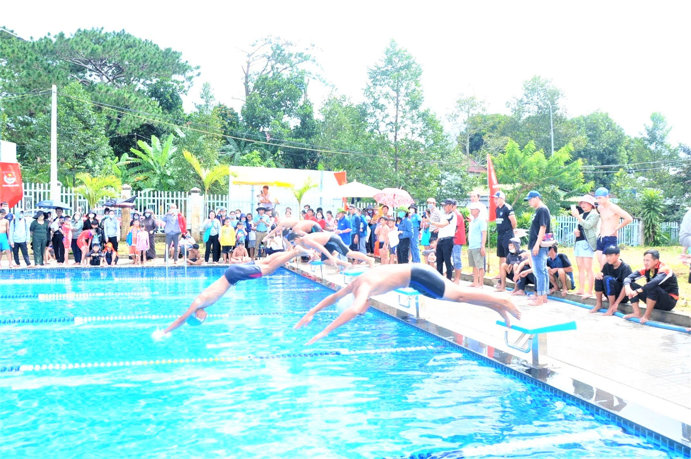 Thanh thiếu nhi tham gia giải bơi lội