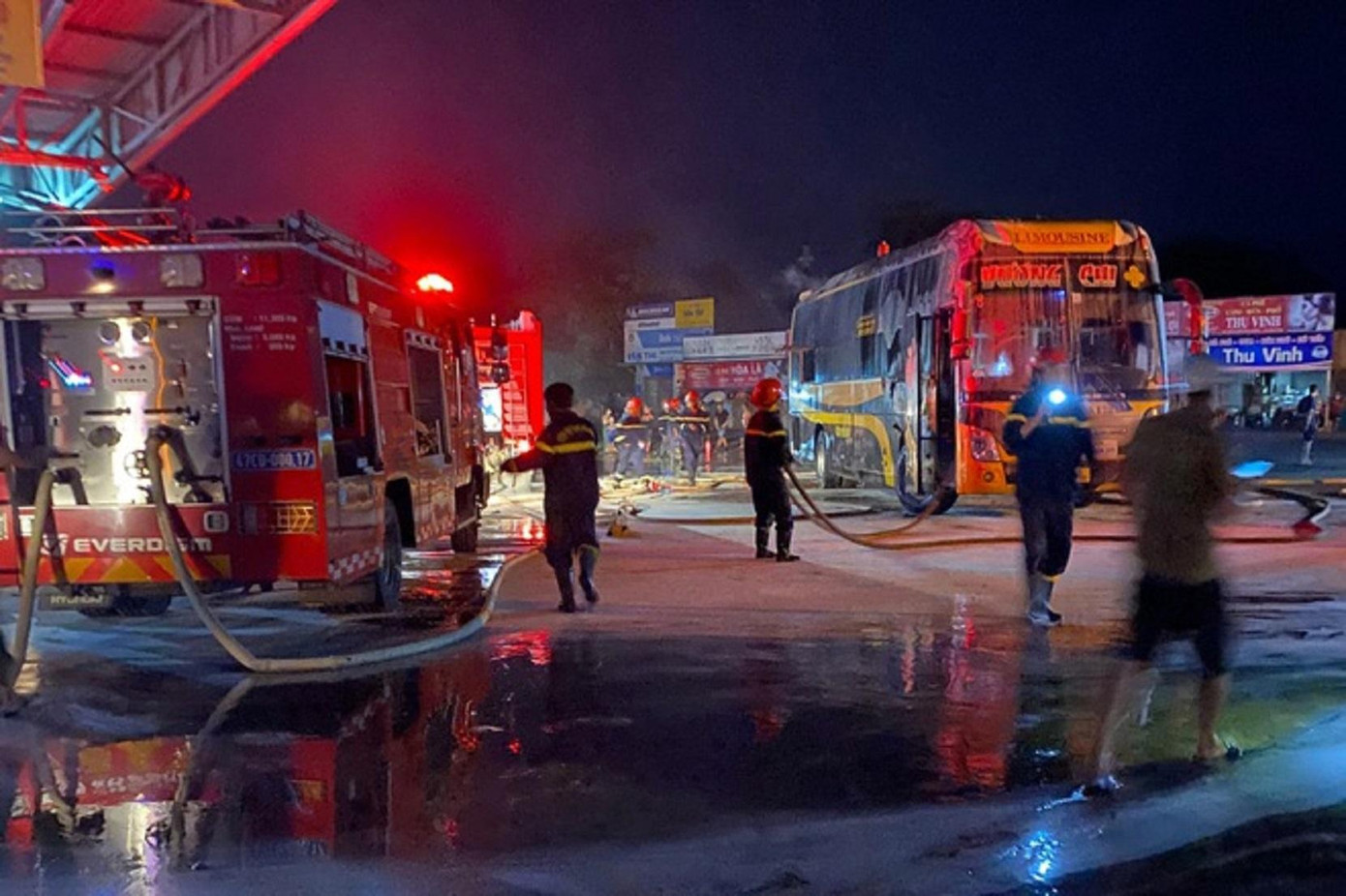 Lực lượng cứu hộ có mặt tại hiện trường dập tắt đám cháy