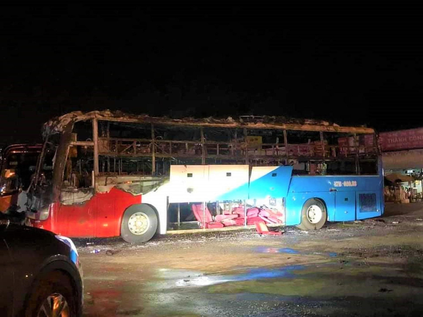 Một chiếc xe khách bị cháy trụi