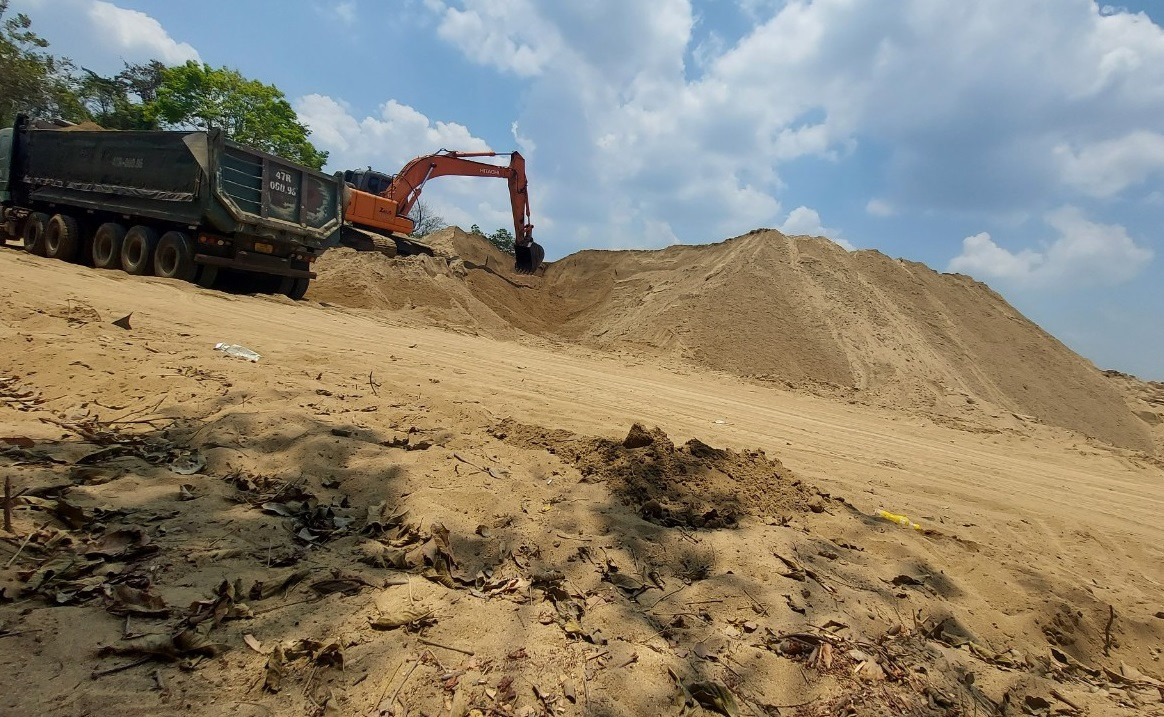 Bãi tập kết cát của Cty Sông Hồng Bãi tập kết cát của Cty Sông Hồng