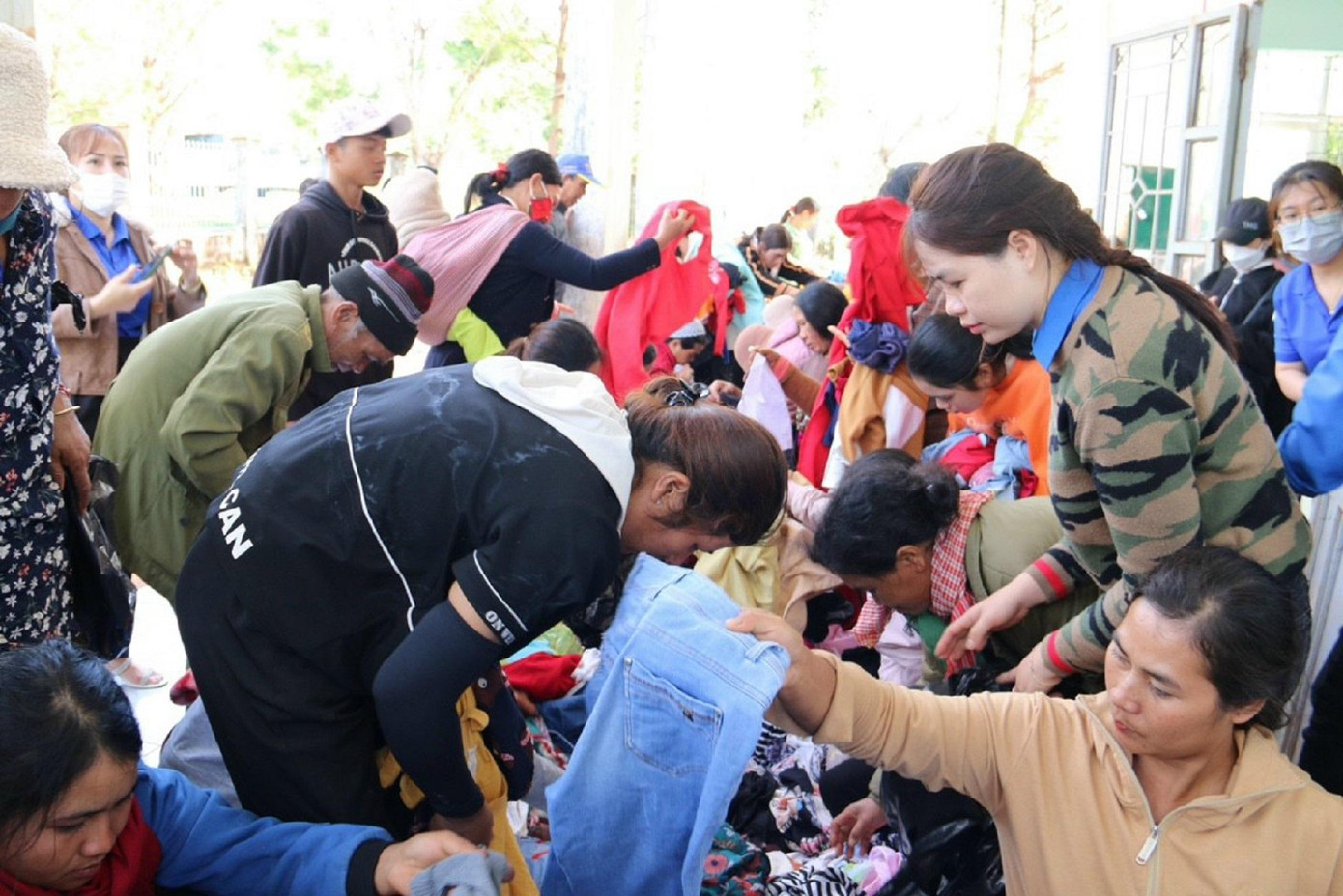 Hơn 1.000 bộ đồ đã qua sử dụng được trao tặng cho bà con vùng sâu Hơn 1.000 bộ đồ đã qua sử dụng được trao tặng cho bà con vùng sâu