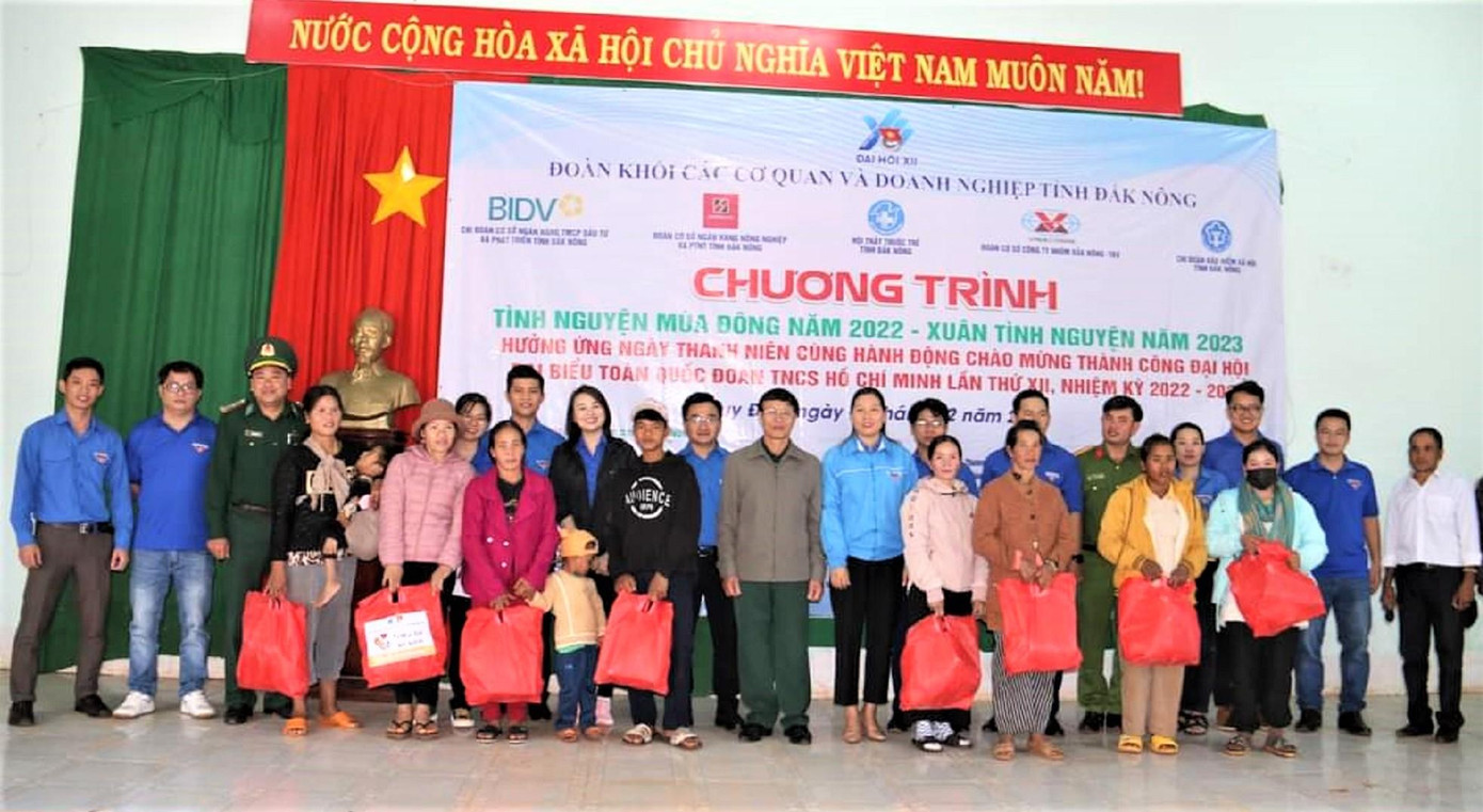 Bà con nhận những suất quà ấm áp dịp cuối năm Bà con nhận những suất quà ấm áp dịp cuối năm