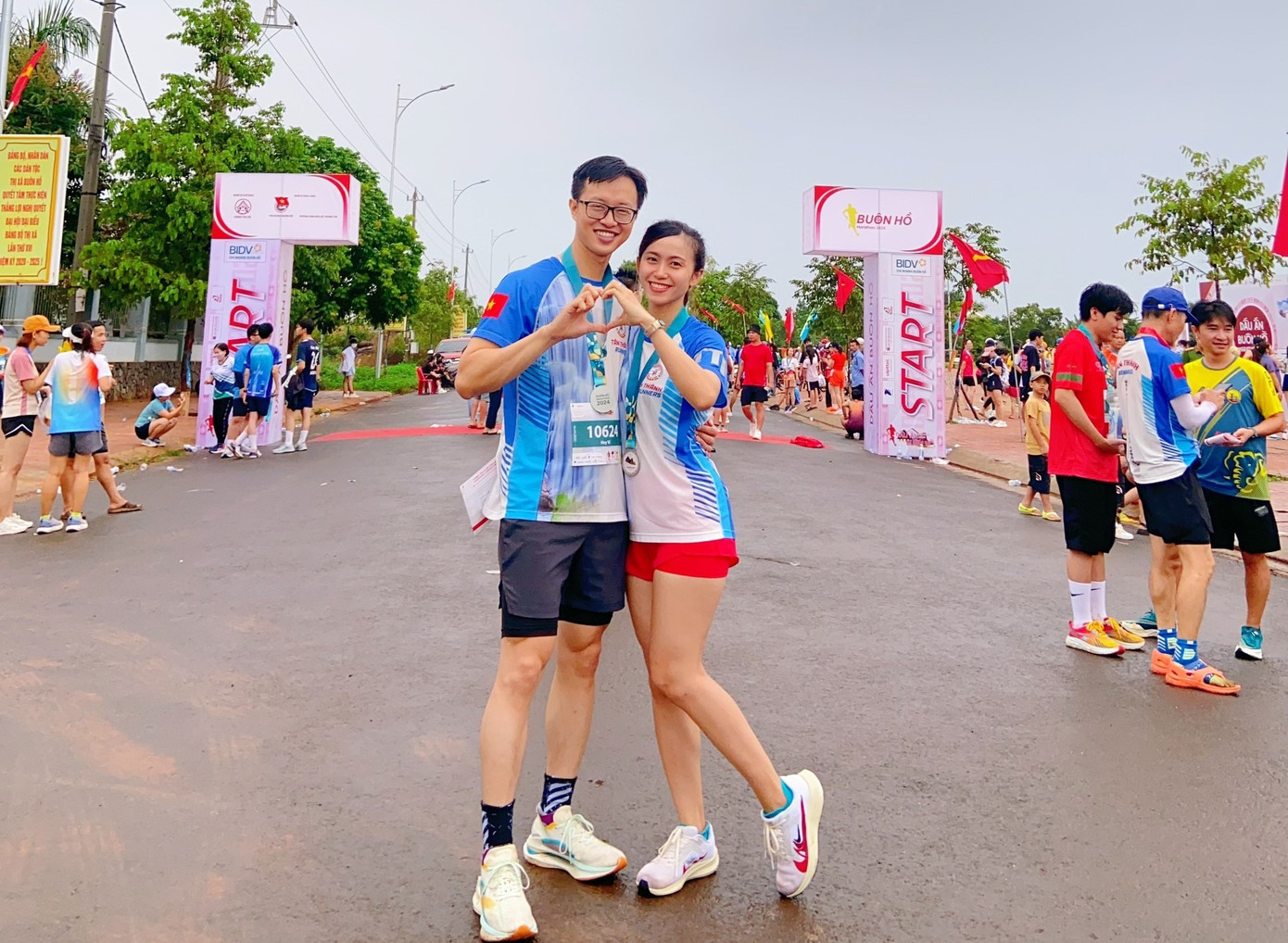 Anh Huy Vĩ cùng vợ chụp ảnh kỷ niệm tại giải chạy