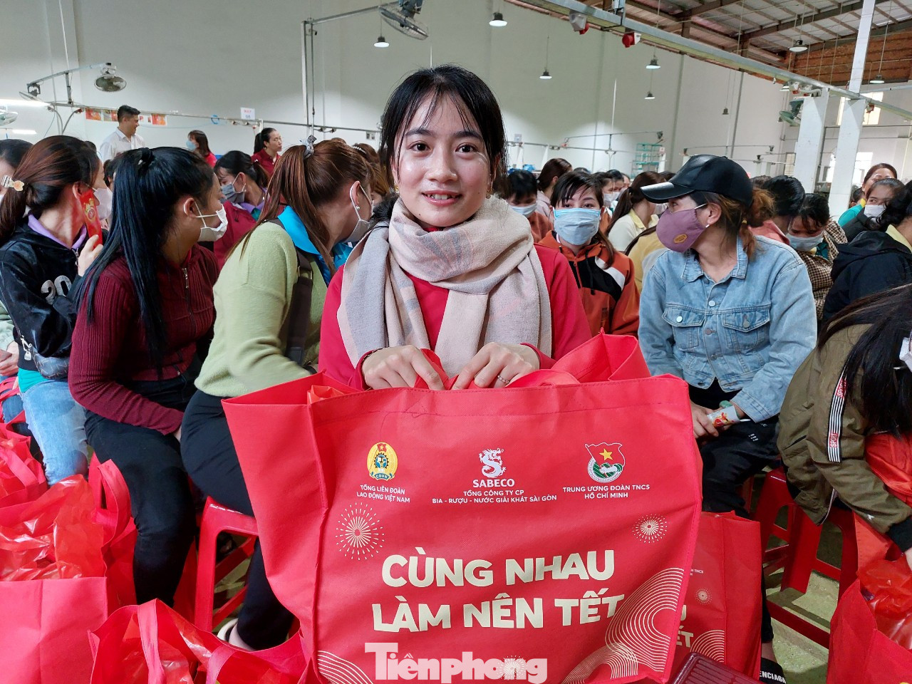 Chị Nguyễn Thị Ân vui mừng khi nhận quà