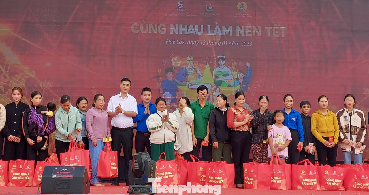 Công nhân khó khăn nhận quà từ chương trình "Cùng nhau làm nên Tết"