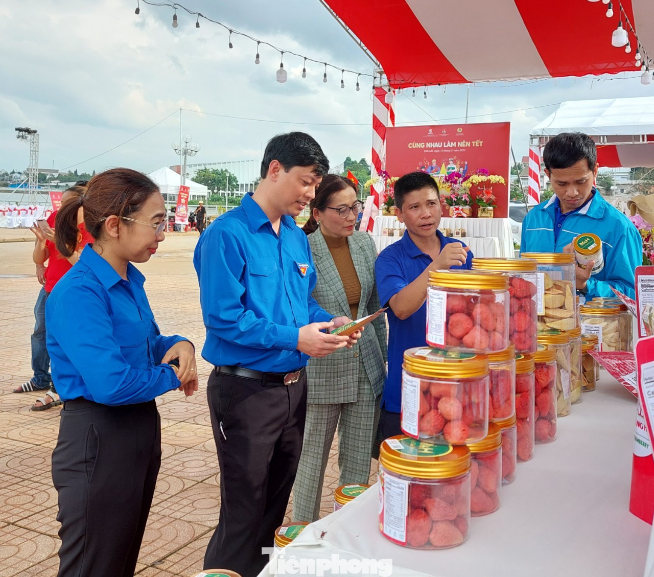 Ban tổ chức tham quan gian hàng thanh niên khởi nghiệp