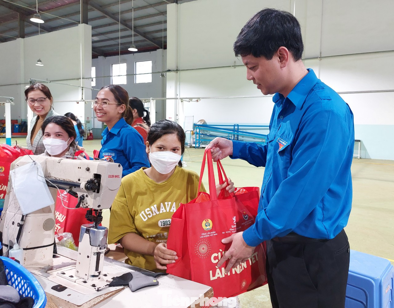 Anh Nguyễn Tuấn Hanh, Phó Trưởng ban Thanh niên Công nhân và Đô thị, Trung ương Đoàn, trao quà cho công nhân khó khăn trên địa bàn huyện Krông Pắc