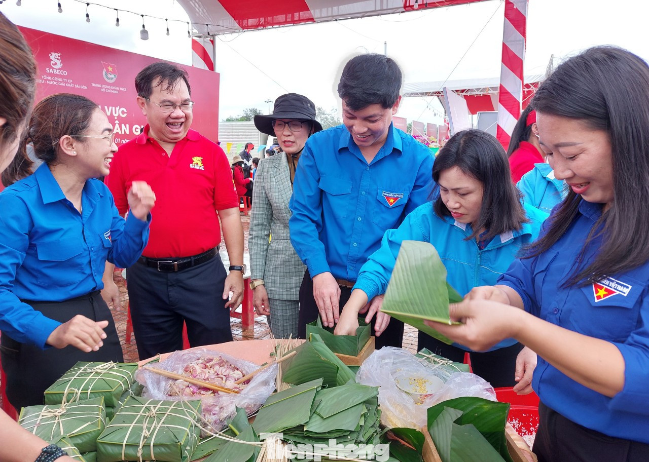 Ban tổ chức tham gia gói bánh chưng