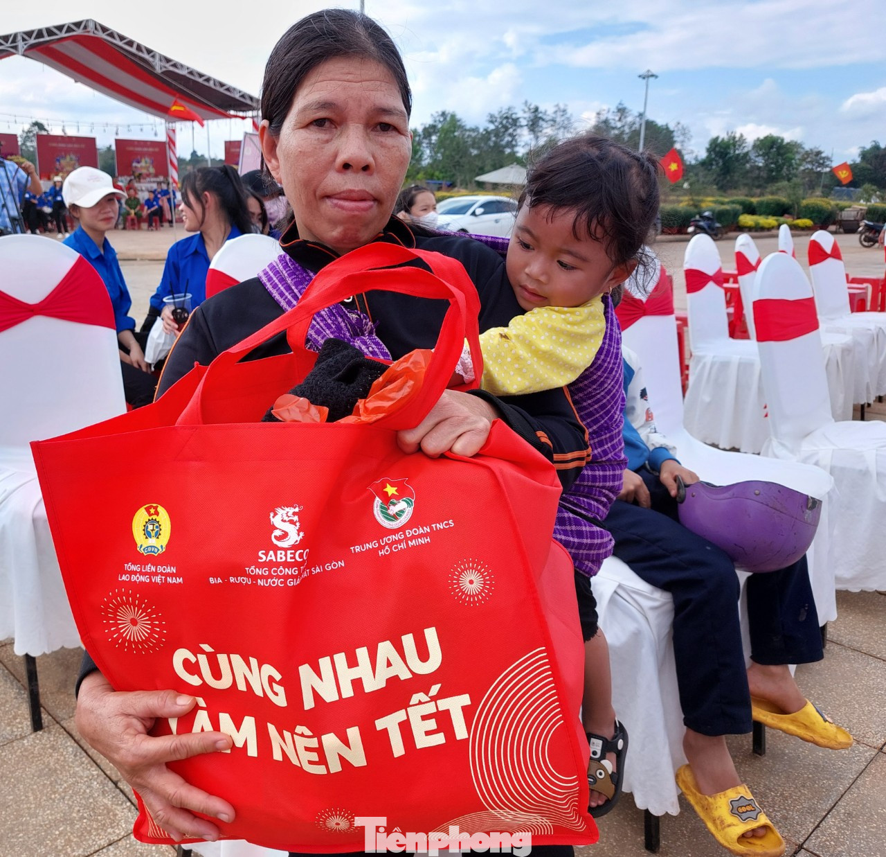 Bà H Loan đưa cháu đi nhận quà