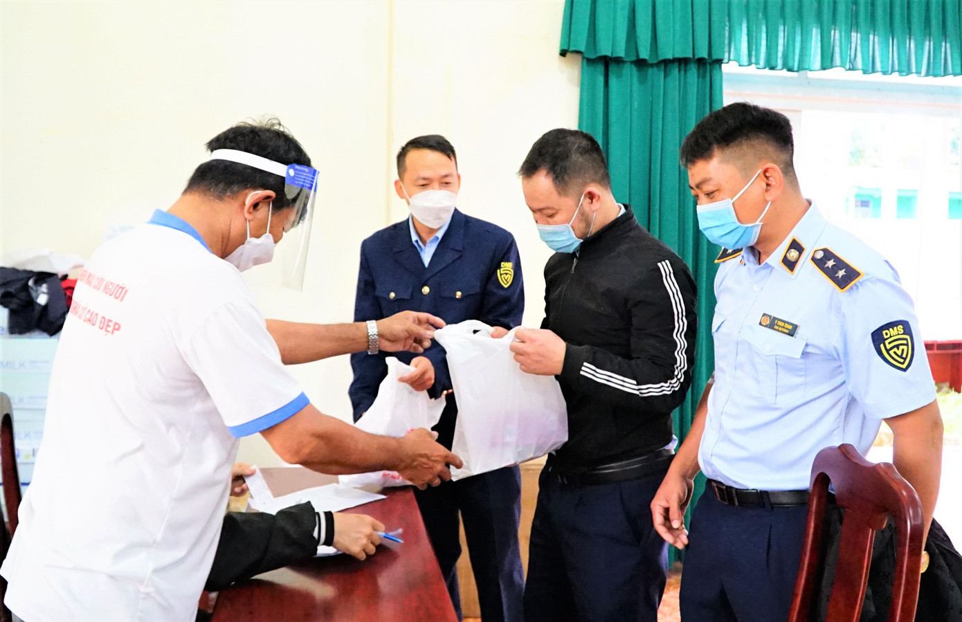 Các tình nguyện viên Cục Quản lý thị trường Đắk Lắk đến hiến máu tại Chương trình Chủ nhật Đỏ 2022 Các tình nguyện viên Cục Quản lý thị trường Đắk Lắk đến hiến máu tại Chương trình Chủ nhật Đỏ 2022