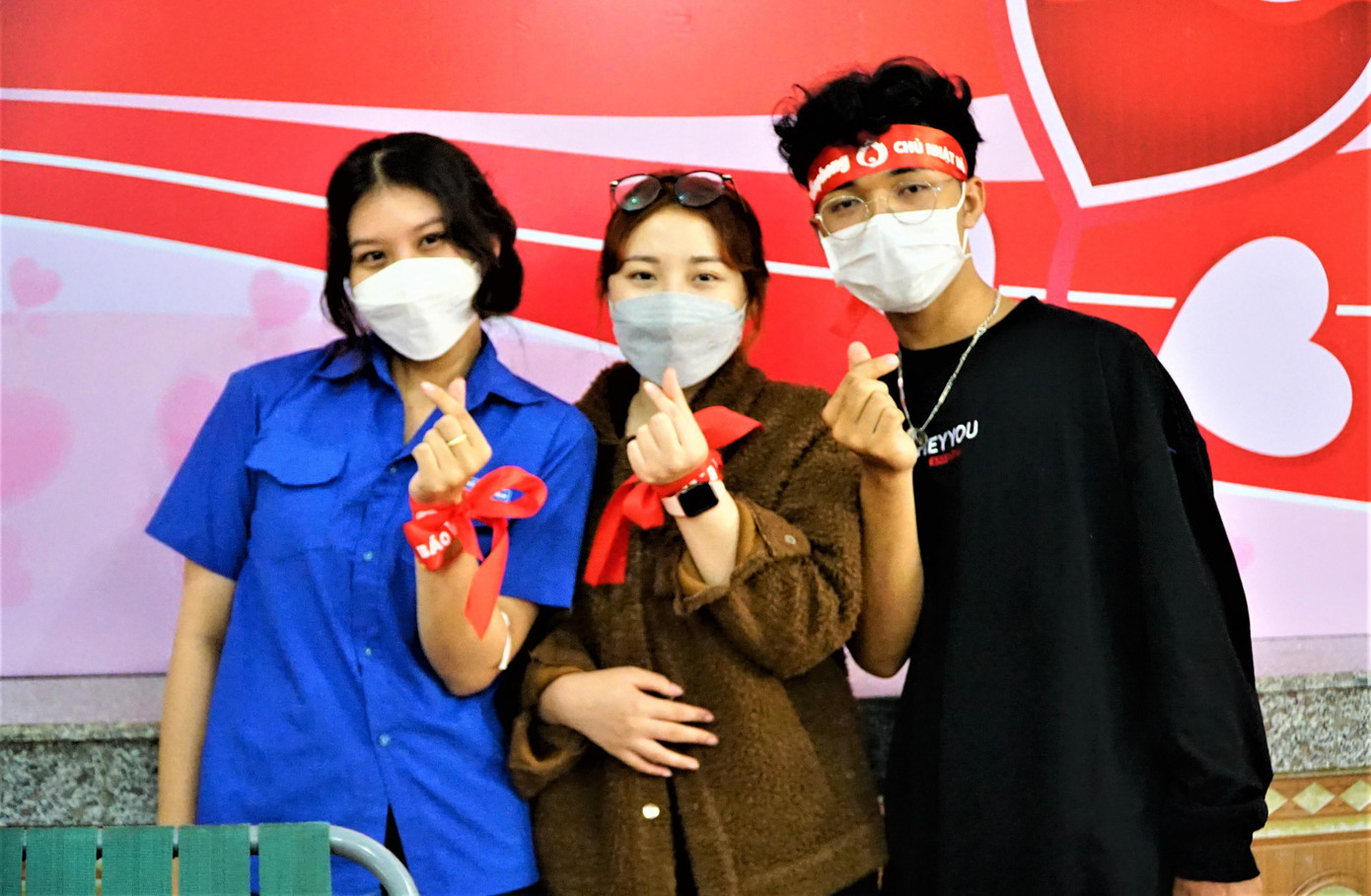 Nhóm bạn Ngọc Tiên, Thanh Trúc, Y Rô Man cùng đi hiến máu Nhóm bạn Ngọc Tiên, Thanh Trúc, Y Rô Man cùng đi hiến máu