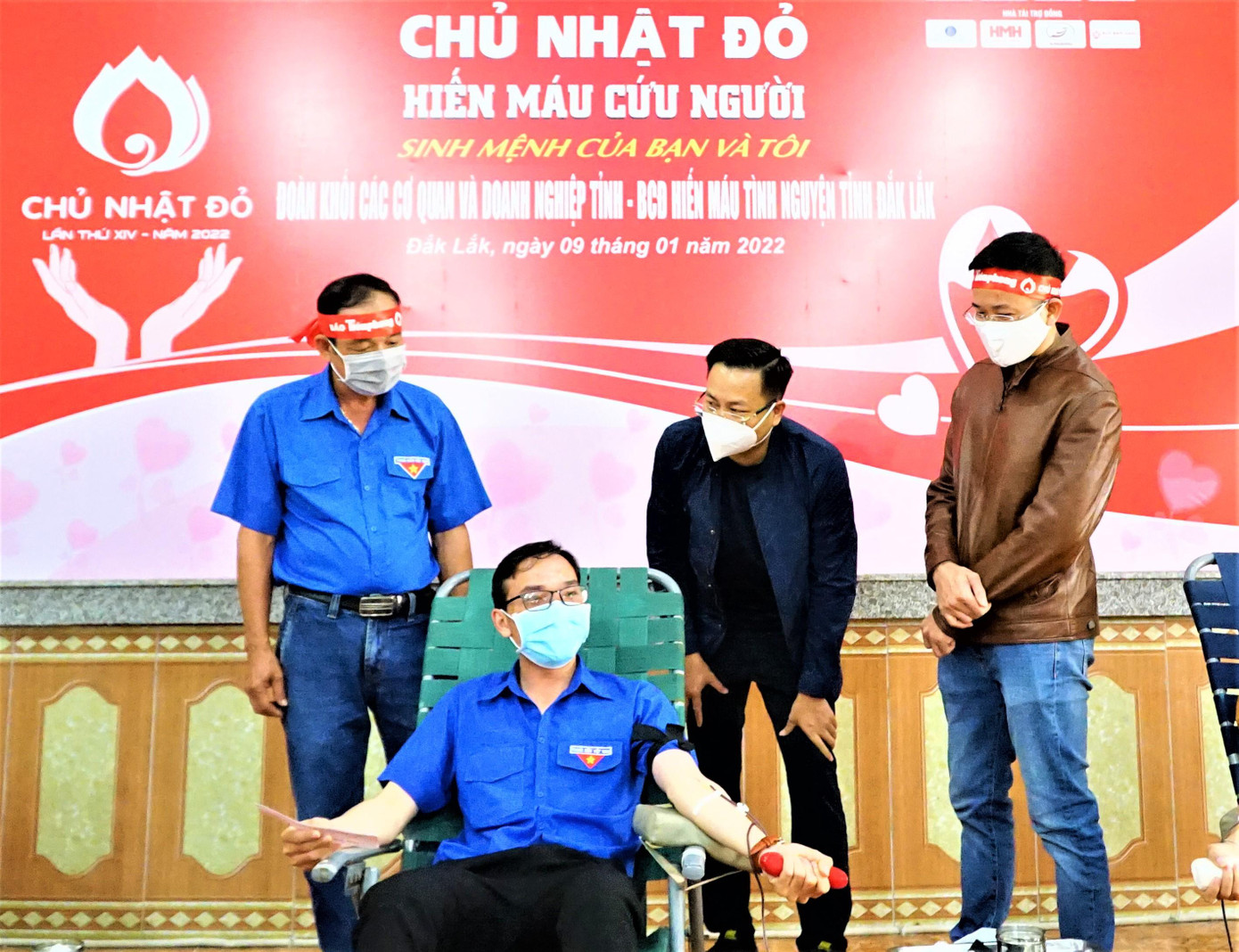 Nhà báo Đình Thắng, Trưởng ban Kinh tế - Xã hội, Trưởng văn phòng Đại diện báo Tiền Phong khu vực Tây Nguyên, Trưởng Ban tổ chức Chủ nhật Đỏ Đắk Lắk thăm hỏi tình nguyện viên hiến máu Nhà báo Đình Thắng, Trưởng ban Kinh tế - Xã hội, Trưởng văn phòng Đại diện báo Tiền Phong khu vực Tây Nguyên, Trưởng Ban tổ chức Chủ nhật Đỏ Đắk Lắk thăm hỏi tình nguyện viên hiến máu