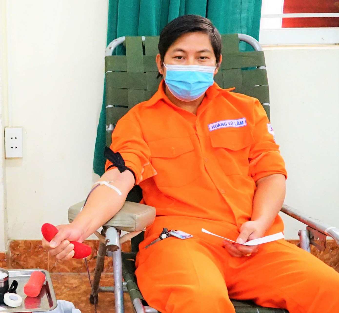 Anh Hoàng Vũ Lâm đến hiến máu sau khi tan ca Anh Hoàng Vũ Lâm đến hiến máu sau khi tan ca