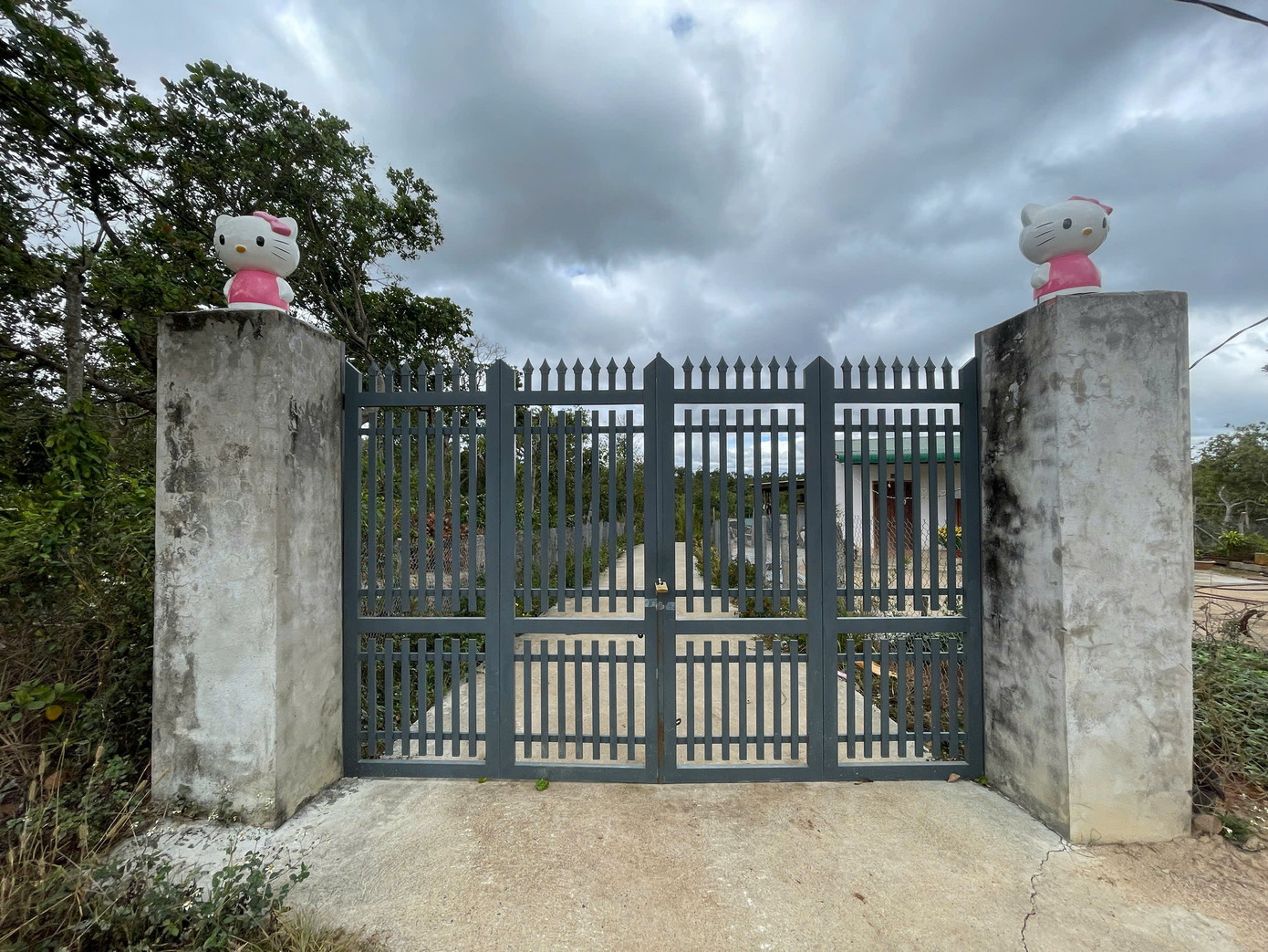 Cổng vào khu tu tập