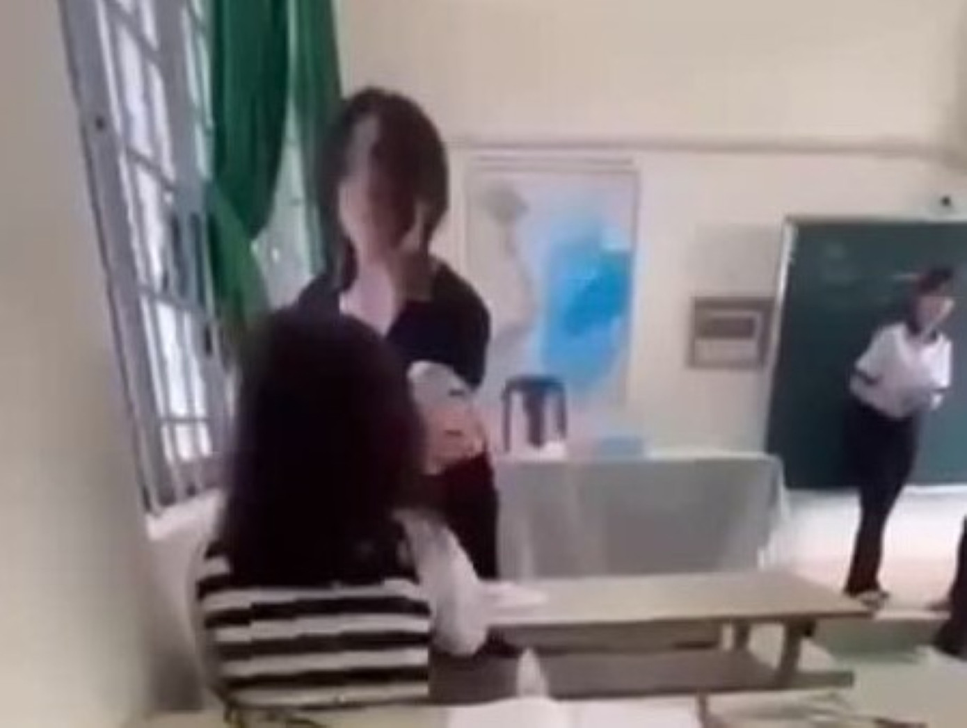 Hình ảnh nữ sinh N. đánh bạn trong lớp Hình ảnh nữ sinh N. đánh bạn trong lớp