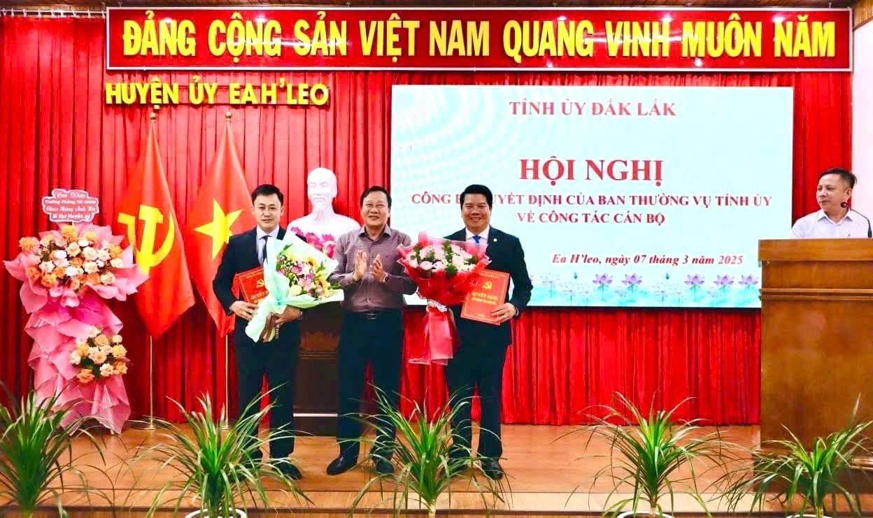 Ông Nguyễn Văn Hà (bìa phải) và ông Nguyễn Văn Toàn (bìa trái) nhận quyết định ngày 7/3.