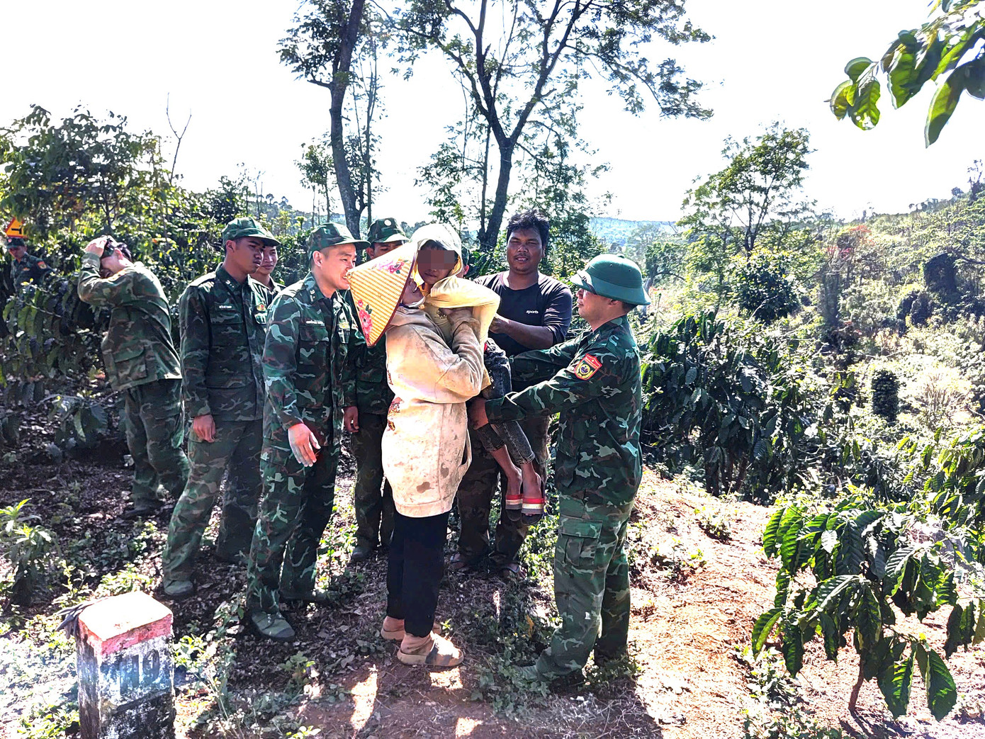 Bộ đội biên phòng tìm thấy cháu bé trong rẫy khu vực biên giới. Bộ đội biên phòng tìm thấy cháu bé trong rẫy khu vực biên giới.