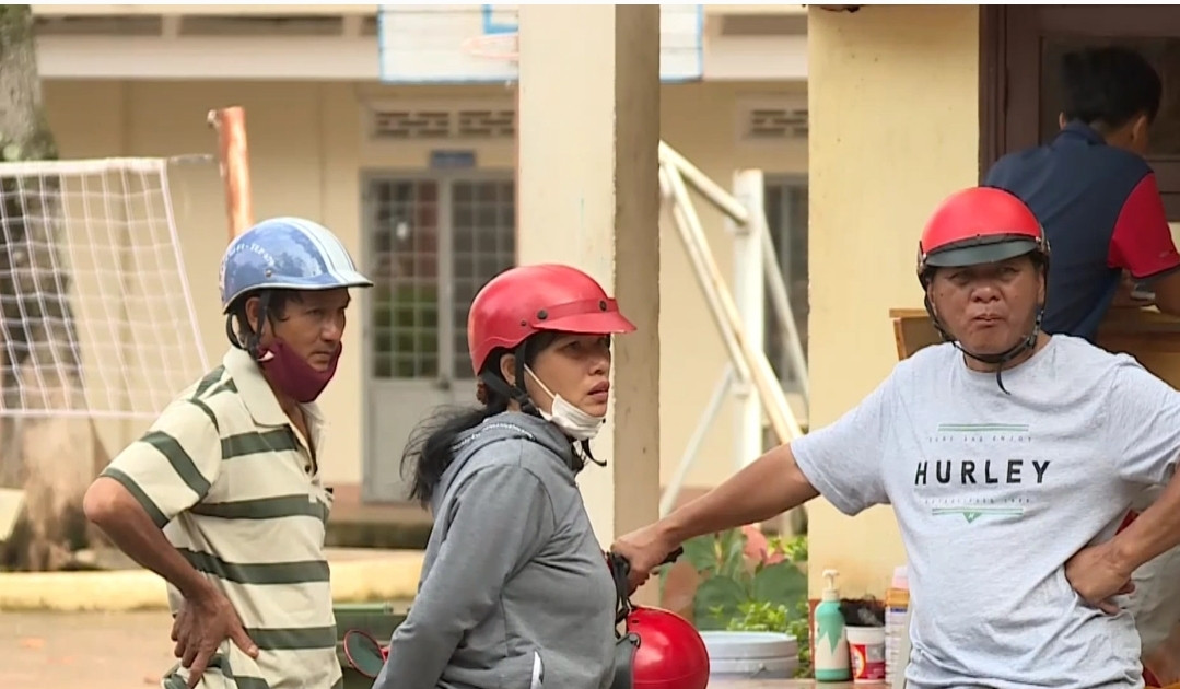 Phụ huynh đi xem điểm vào lớp 10 THPT Phụ huynh đi xem điểm vào lớp 10 THPT