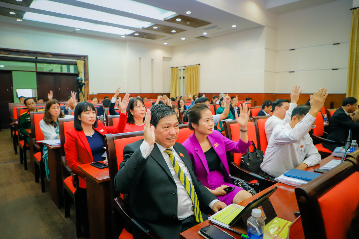 Các đại biểu HĐND biểu quyết thông qua nghị quyết. Các đại biểu HĐND biểu quyết thông qua nghị quyết.