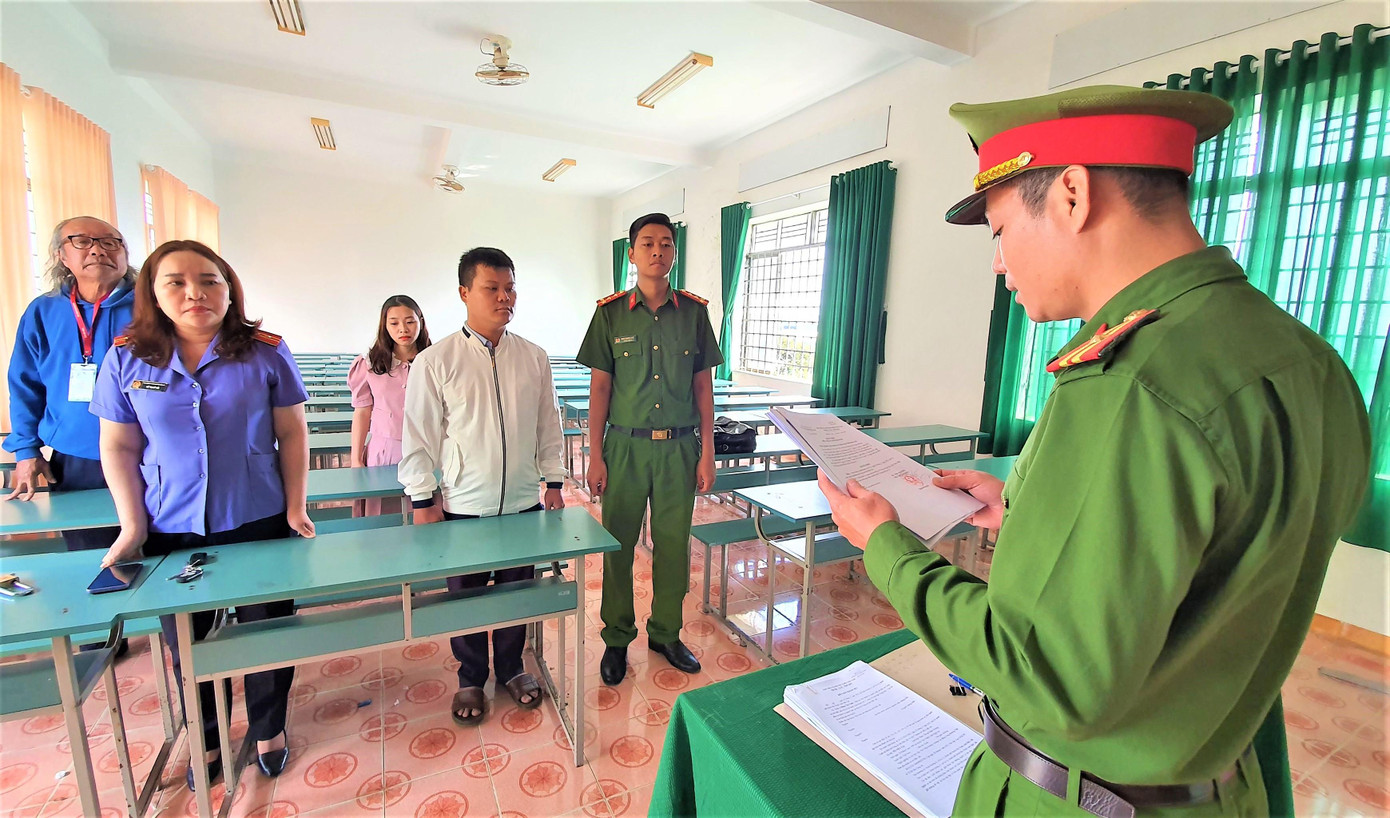 Cơ quan thi hành pháp luật, đọc quyết định khởi tố bị can đối với ông Tô Viết Tài (áo trắng) Cơ quan thi hành pháp luật, đọc quyết định khởi tố bị can đối với ông Tô Viết Tài (áo trắng)