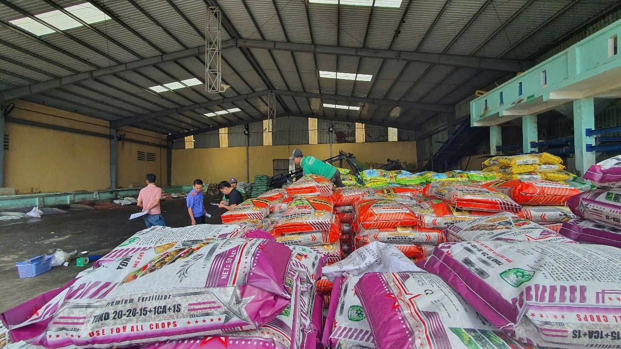 Cơ quan chức năng kiểm tra kho hàng liên quan đến phân bón giả. Ảnh: Anh Đức Cơ quan chức năng kiểm tra kho hàng liên quan đến phân bón giả. Ảnh: Anh Đức