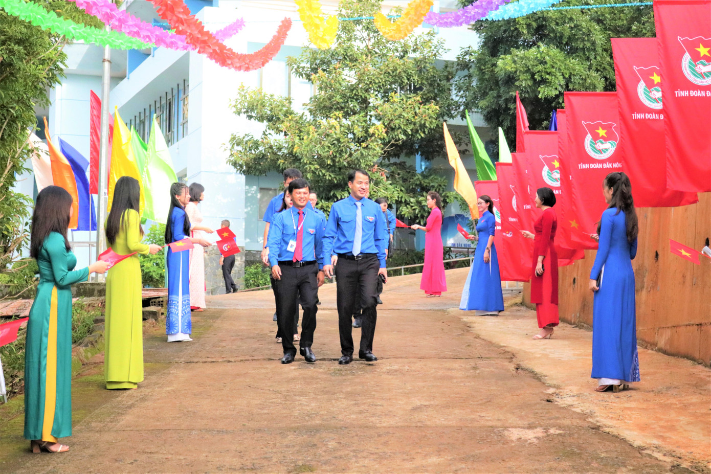 Anh Ngô Văn Cương (phải) - Bí thư Trung ương Đoàn tham dự đại hội