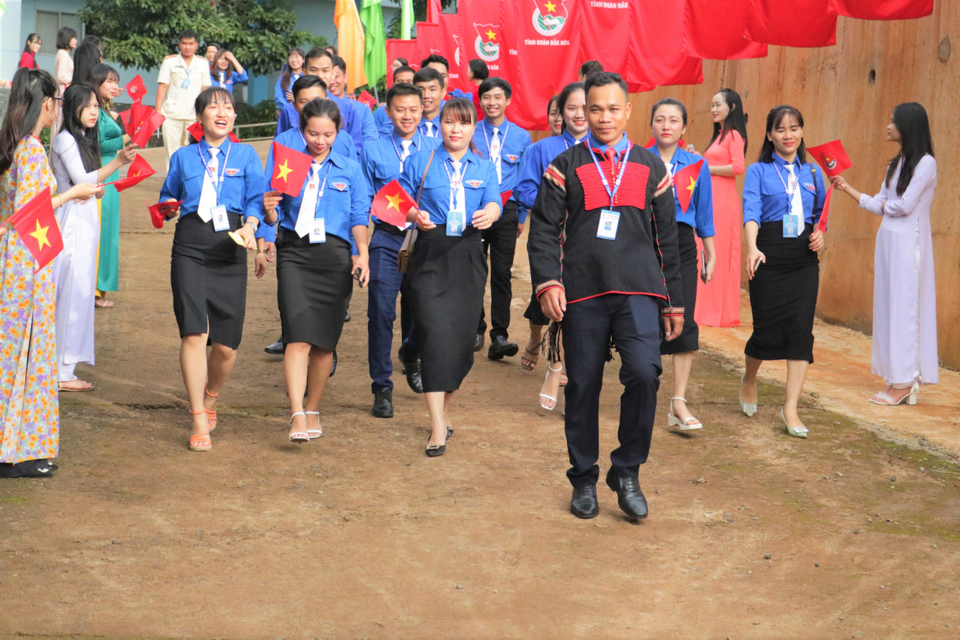 Các đại biểu háo hức đi dự đại hội