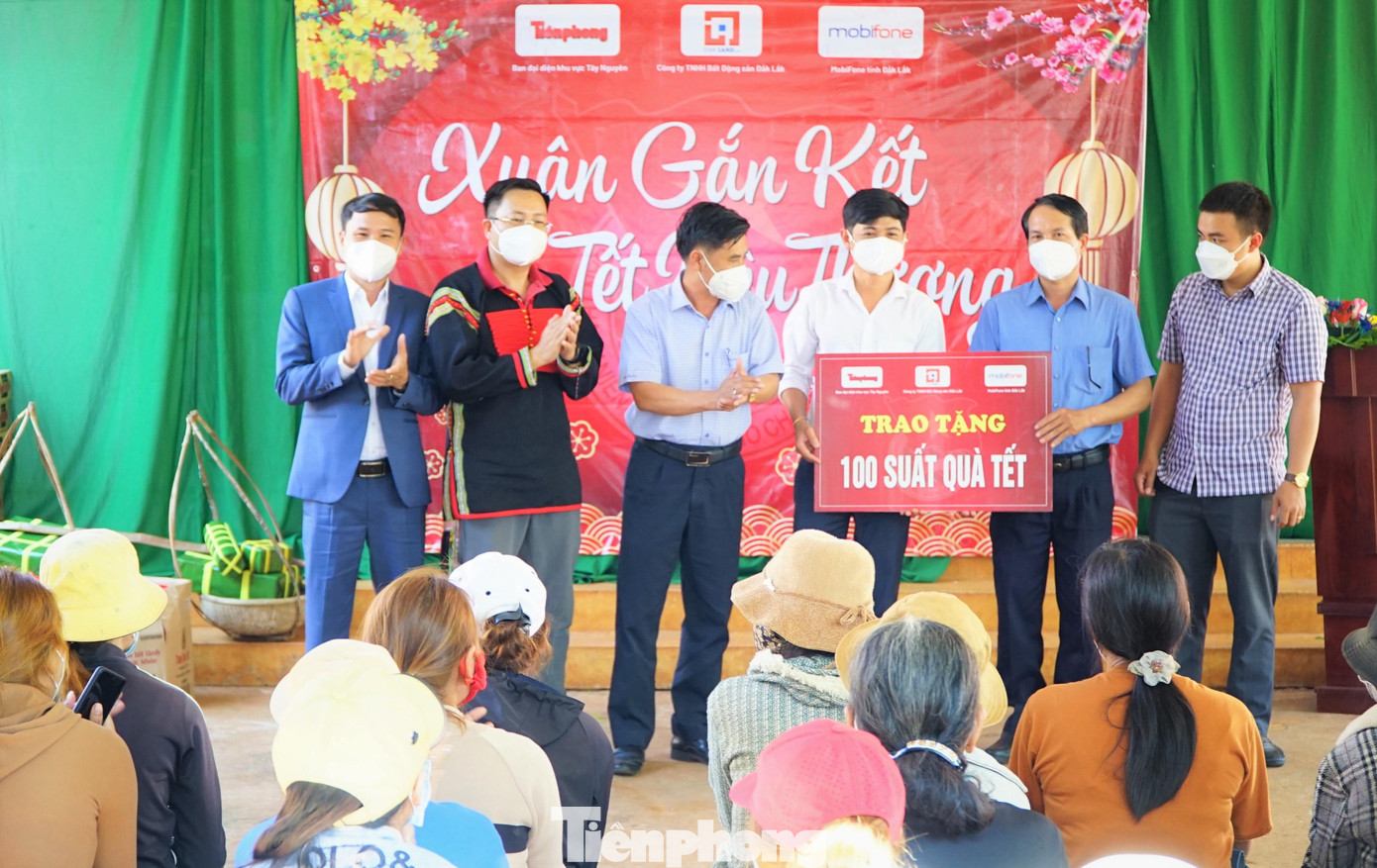 Mang Tết sớm tới đồng bào khó khăn ở 3 buôn làng Đắk Lắk ảnh 1