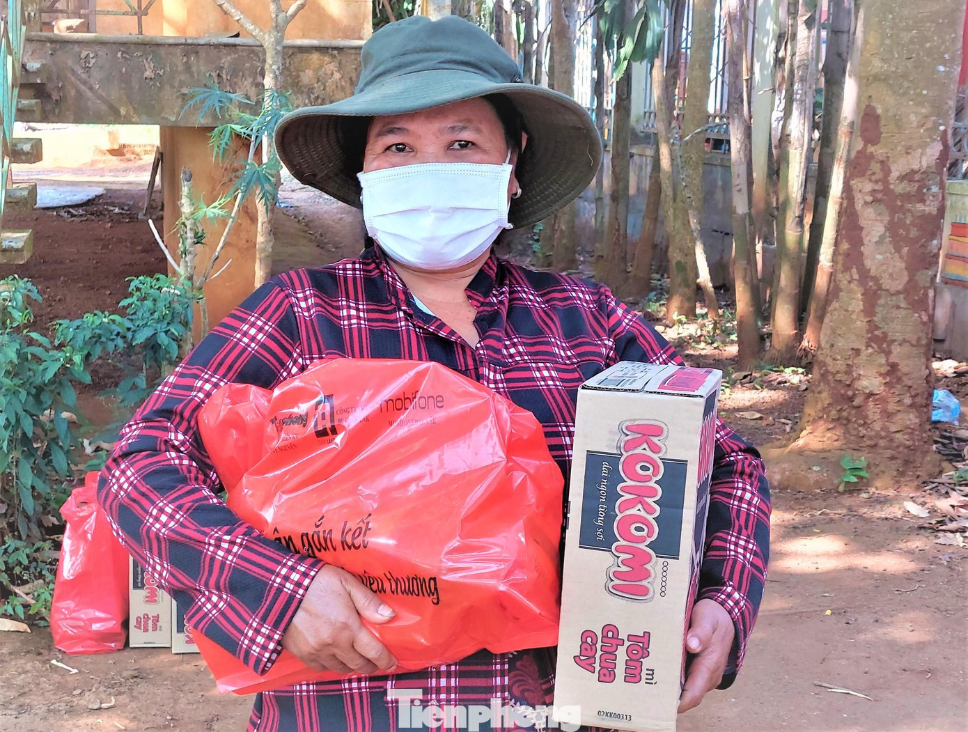 Mang Tết sớm tới đồng bào khó khăn ở 3 buôn làng Đắk Lắk ảnh 2