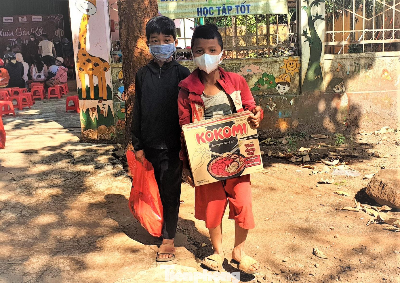 Các em nhỏ phấn khởi khi được nhận quà