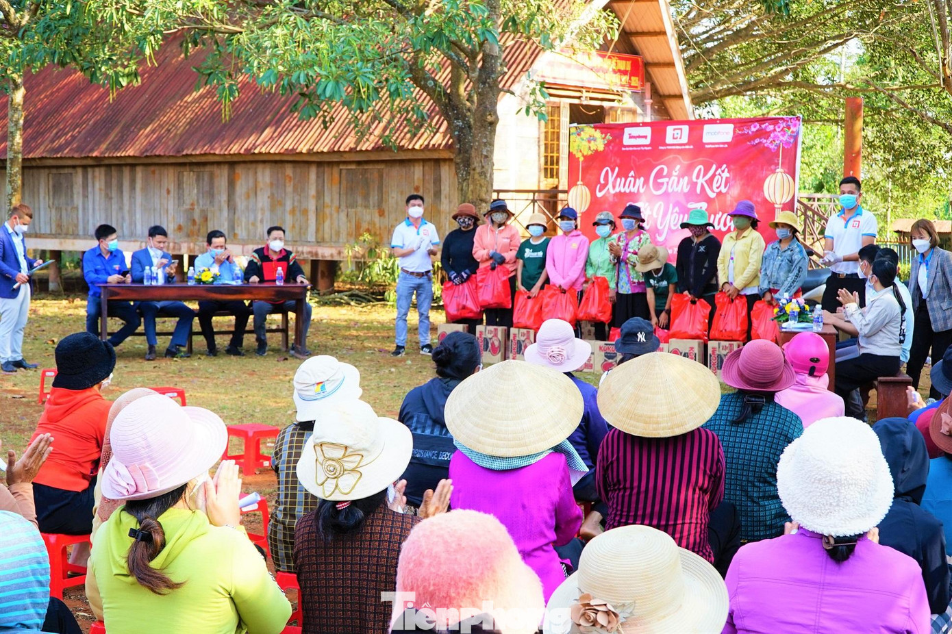 Người dân buôn Ea Cuôr Kắp (xã Hòa Thắng, TP. Buôn Ma Thuột) nhận quà