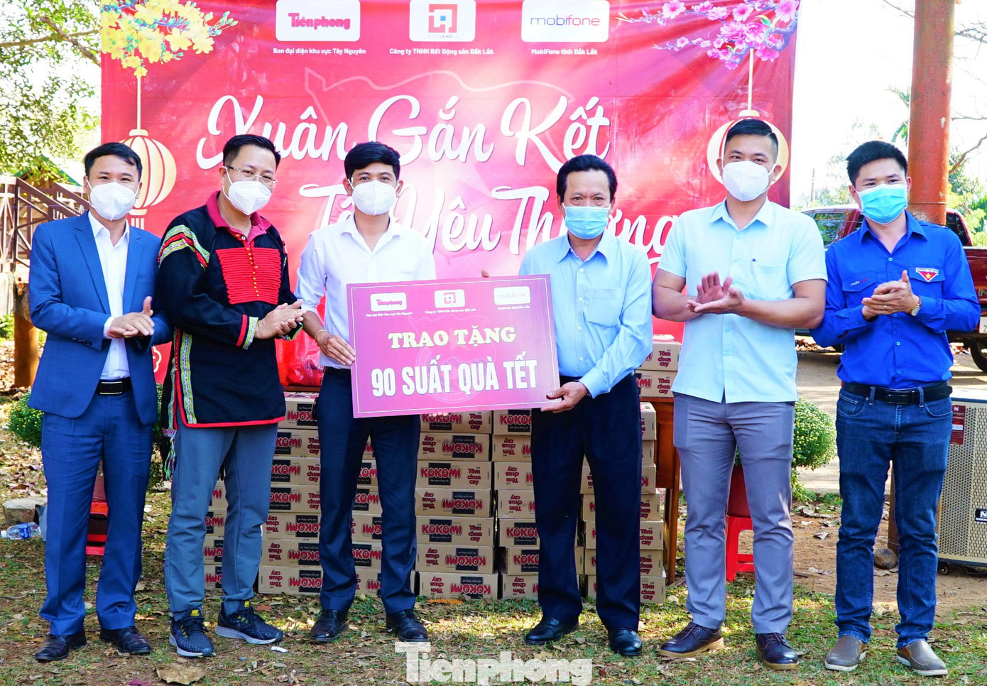 Ông Đặng Thế Dũng - Giám đốc Công ty TNHH Bất Động Sản Đắk Lắk đại diện nhà tài trợ cùng ban tổ chức trao biển tượng trưng cho xã Hòa Thắng