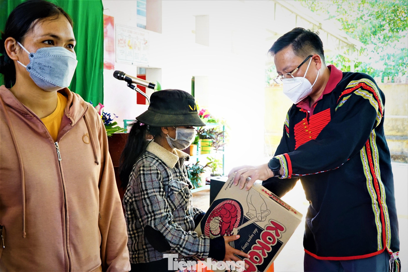 Nhà báo Đình Thắng trao quà tặng các hộ đồng bào khó khăn