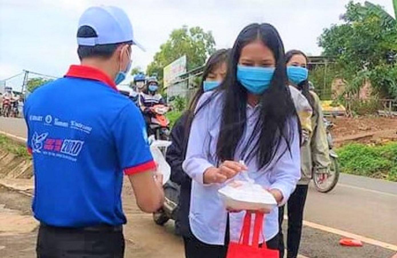 Tình nguyện viên tham gia phát cơm miễn phí cho thí sinh dự thi tốt nghiệp THPT năm 2020 Tình nguyện viên tham gia phát cơm miễn phí cho thí sinh dự thi tốt nghiệp THPT năm 2020