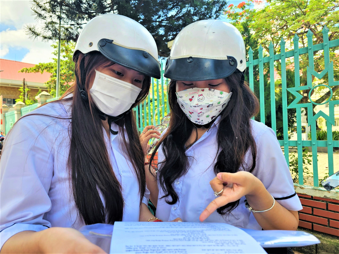 Các thí sinh thảo luận về đề thi môn Ngữ Văn Các thí sinh thảo luận về đề thi môn Ngữ Văn