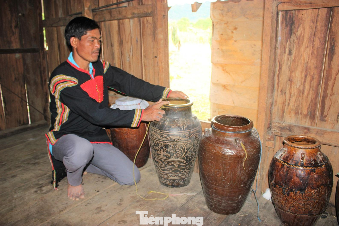 Trong mỗi nếp nhà của đồng bào Tây Nguyên, chiếc chóe luôn hiện hữu. Theo các già làng, người Tây Nguyên không tự sản xuất chóe. Họ sở hữu chóe trong quá trình giao thương với người Chăm. Thậm chí, có người phải đổi nhiều trâu, bò, thậm chí cả voi để lấy những chiếc chóe quý hiếm. Trong mỗi nếp nhà của đồng bào Tây Nguyên, chiếc chóe luôn hiện hữu. Theo các già làng, người Tây Nguyên không tự sản xuất chóe. Họ sở hữu chóe trong quá trình giao thương với người Chăm. Thậm chí, có người phải đổi nhiều trâu, bò, thậm chí cả voi để lấy những chiếc chóe quý hiếm.