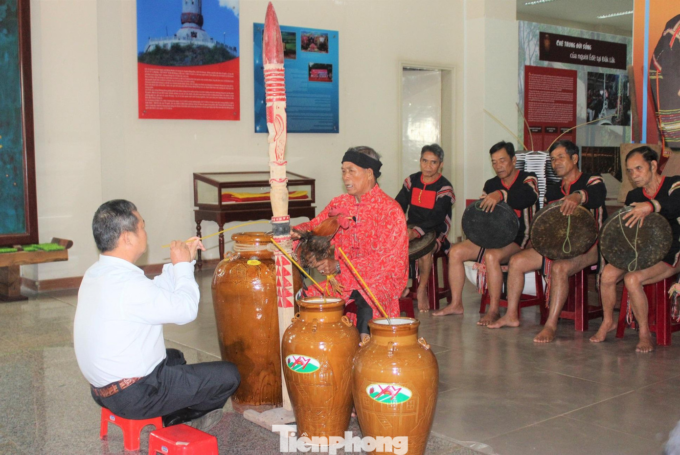 Đối với đồng bào các dân tộc Tây Nguyên, chóe không chỉ là đồ đựng đắc dụng gắn liền với tập quán uống rượu cần, mà còn là tài sản tích lũy của gia đình, là thước đo về sự giàu có và uy lực, là lễ vật dùng trong các dịp cúng tế thần linh. Đối với đồng bào các dân tộc Tây Nguyên, chóe không chỉ là đồ đựng đắc dụng gắn liền với tập quán uống rượu cần, mà còn là tài sản tích lũy của gia đình, là thước đo về sự giàu có và uy lực, là lễ vật dùng trong các dịp cúng tế thần linh.