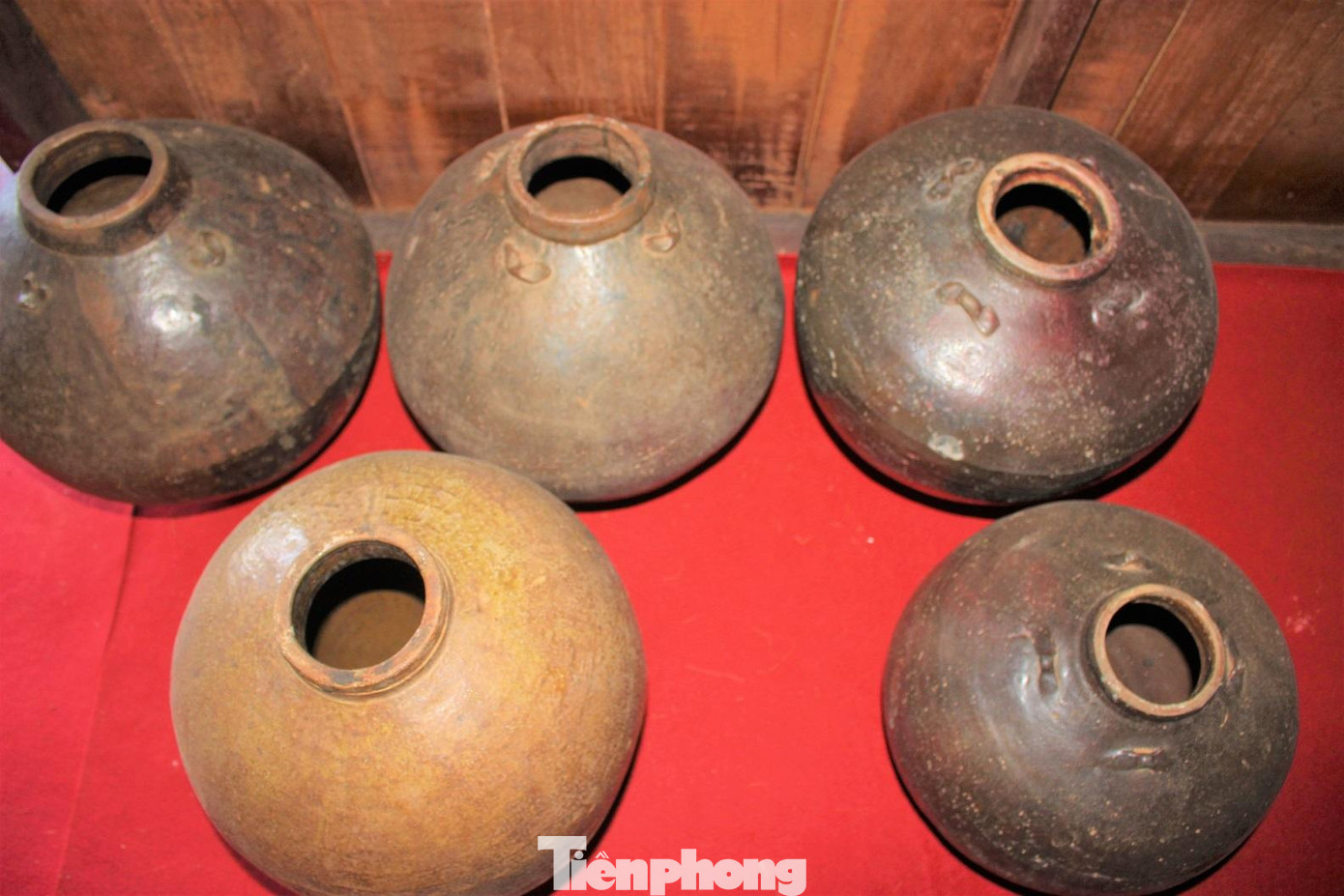 Theo quan niệm của người Tây Nguyên, chóe “thiêng” là những chiếc chóe có vị thần đang trú ngụ. Vậy nên, khi mang chóe về đến nhà, họ thường chưa đưa chóe vào nhà ngay. Gia chủ phải làm lễ cúng rước thần linh nhập “hồn” cho chóe mới. Theo quan niệm của người Tây Nguyên, chóe “thiêng” là những chiếc chóe có vị thần đang trú ngụ. Vậy nên, khi mang chóe về đến nhà, họ thường chưa đưa chóe vào nhà ngay. Gia chủ phải làm lễ cúng rước thần linh nhập “hồn” cho chóe mới.