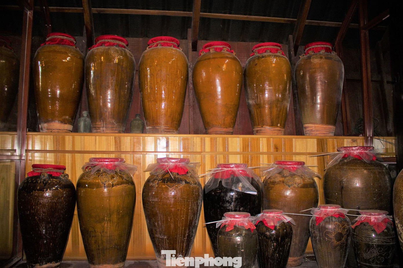 Những chiếc chóe quý được đổi bằng nhiều trâu, bò thậm chí bằng voi. Do đó, nhà nào giàu có, uy quyền nhất buôn làng mới sở hữu được chóe quý. Chiếc chóe trở thành món đồ quý, được bà con giữ gìn, làm của để dành, làm của hồi môn, là vật nộp phạt khi vi phạm luật tục của cộng đồng và là tài sản chia cho người khuất núi. Những chiếc chóe quý được đổi bằng nhiều trâu, bò thậm chí bằng voi. Do đó, nhà nào giàu có, uy quyền nhất buôn làng mới sở hữu được chóe quý. Chiếc chóe trở thành món đồ quý, được bà con giữ gìn, làm của để dành, làm của hồi môn, là vật nộp phạt khi vi phạm luật tục của cộng đồng và là tài sản chia cho người khuất núi.