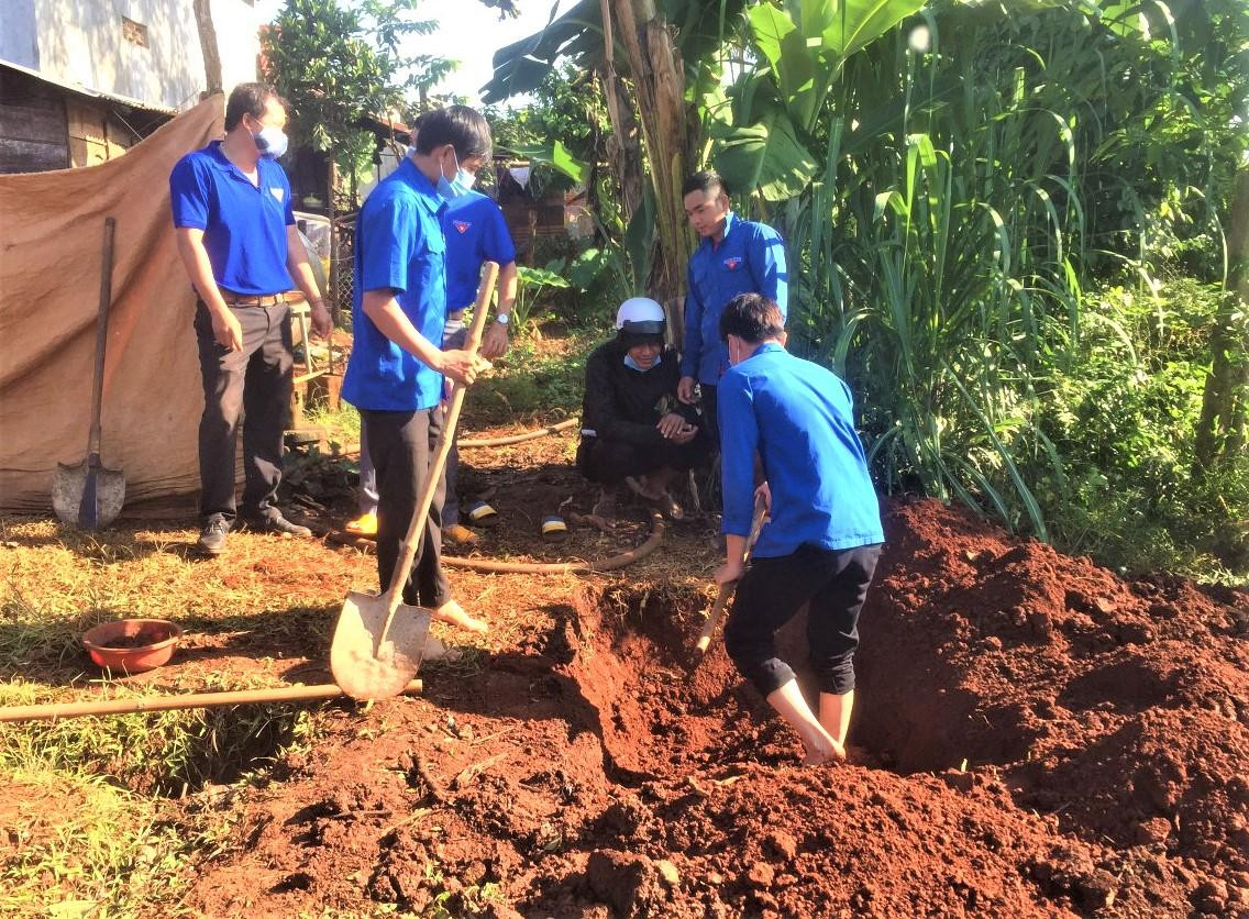 Song song với hoạt động chung tay phòng chống dịch COVID-19, Huyện đoàn Cư M’gar còn triển khai chương trình “Tình nguyện mùa Đông” và “Xuân tình nguyện” bắt đầu từ tháng 11/2021 đến hết tháng 2/2022 với nhiều hoạt động dự kiến thực hiện như: Vận động các nguồn lực xã hội và đoàn viên, hội viên thanh niên tham gia các đội hình tình nguyện giúp đỡ các hộ gia đình có hoàn cảnh khó khăn. Song song với hoạt động chung tay phòng chống dịch COVID-19, Huyện đoàn Cư M’gar còn triển khai chương trình “Tình nguyện mùa Đông” và “Xuân tình nguyện” bắt đầu từ tháng 11/2021 đến hết tháng 2/2022 với nhiều hoạt động dự kiến thực hiện như: Vận động các nguồn lực xã hội và đoàn viên, hội viên thanh niên tham gia các đội hình tình nguyện giúp đỡ các hộ gia đình có hoàn cảnh khó khăn.