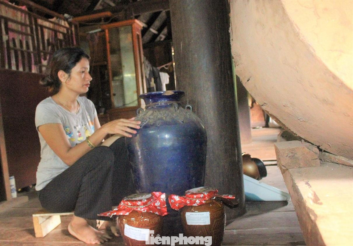 Chóe cổ, quý, giá trị được phân biệt bởi màu men, hoa văn, hình thù. Đặc biệt, đồng bào Tây Nguyên rất quý chóe “Mẹ bồng con”- loại chóe có kiểu dáng khá đặc biệt, trên vai thường được gắn 1 đến 2 hoặc 3 chóe con. Chóe cổ, quý, giá trị được phân biệt bởi màu men, hoa văn, hình thù. Đặc biệt, đồng bào Tây Nguyên rất quý chóe “Mẹ bồng con”- loại chóe có kiểu dáng khá đặc biệt, trên vai thường được gắn 1 đến 2 hoặc 3 chóe con.