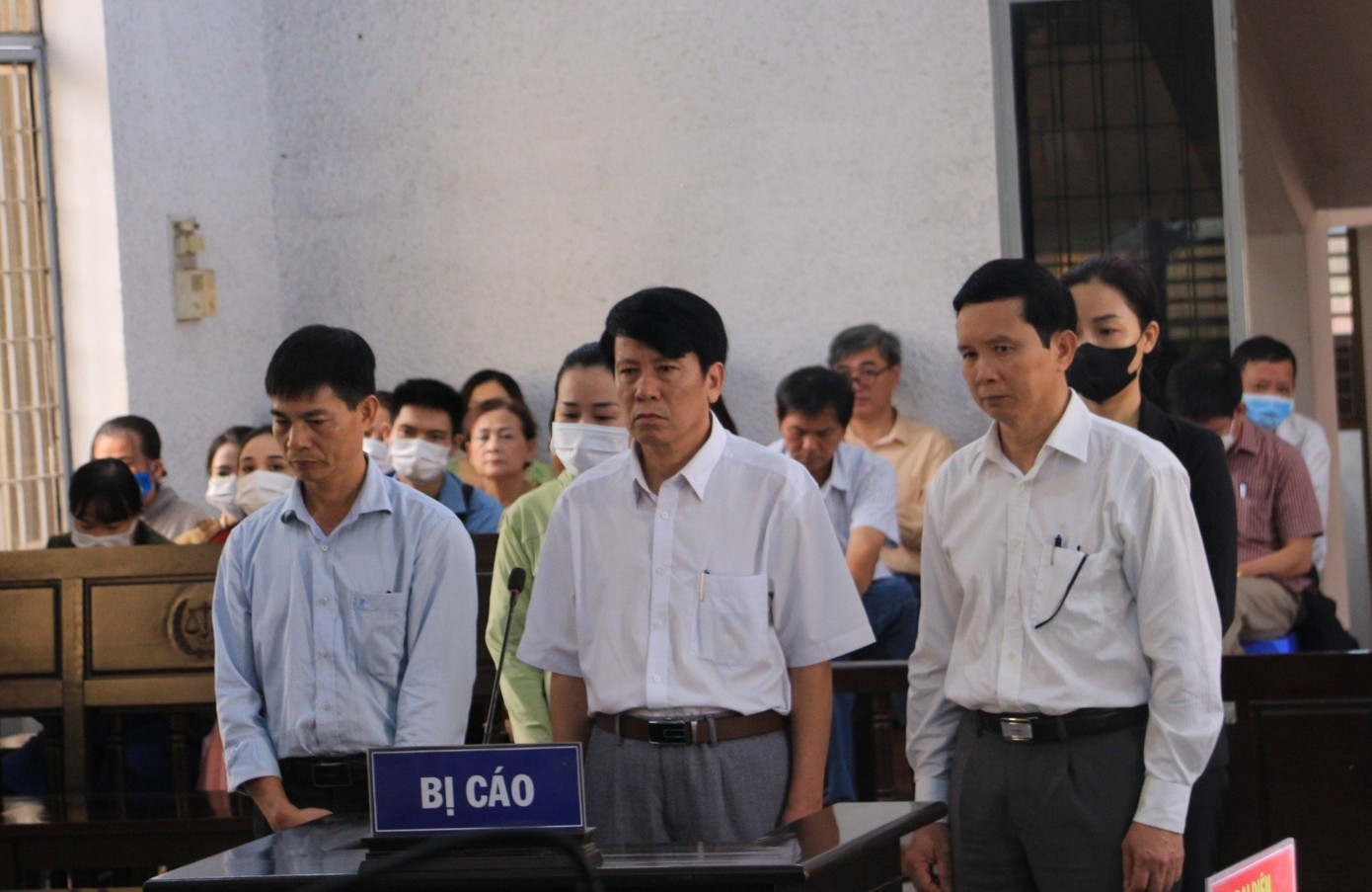 Bị cáo Trịnh Quang Trí (ngoài cùng, bên phải)