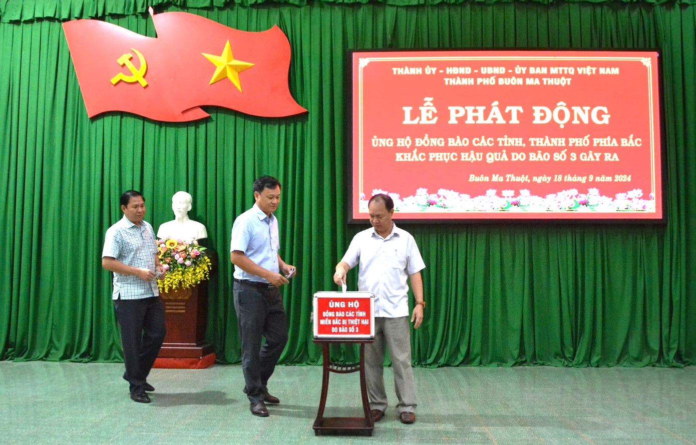 Lãnh đạo TP Buôn Ma Thuột tham gia quyên góp, ủng hộ đồng bào vùng bão lũ