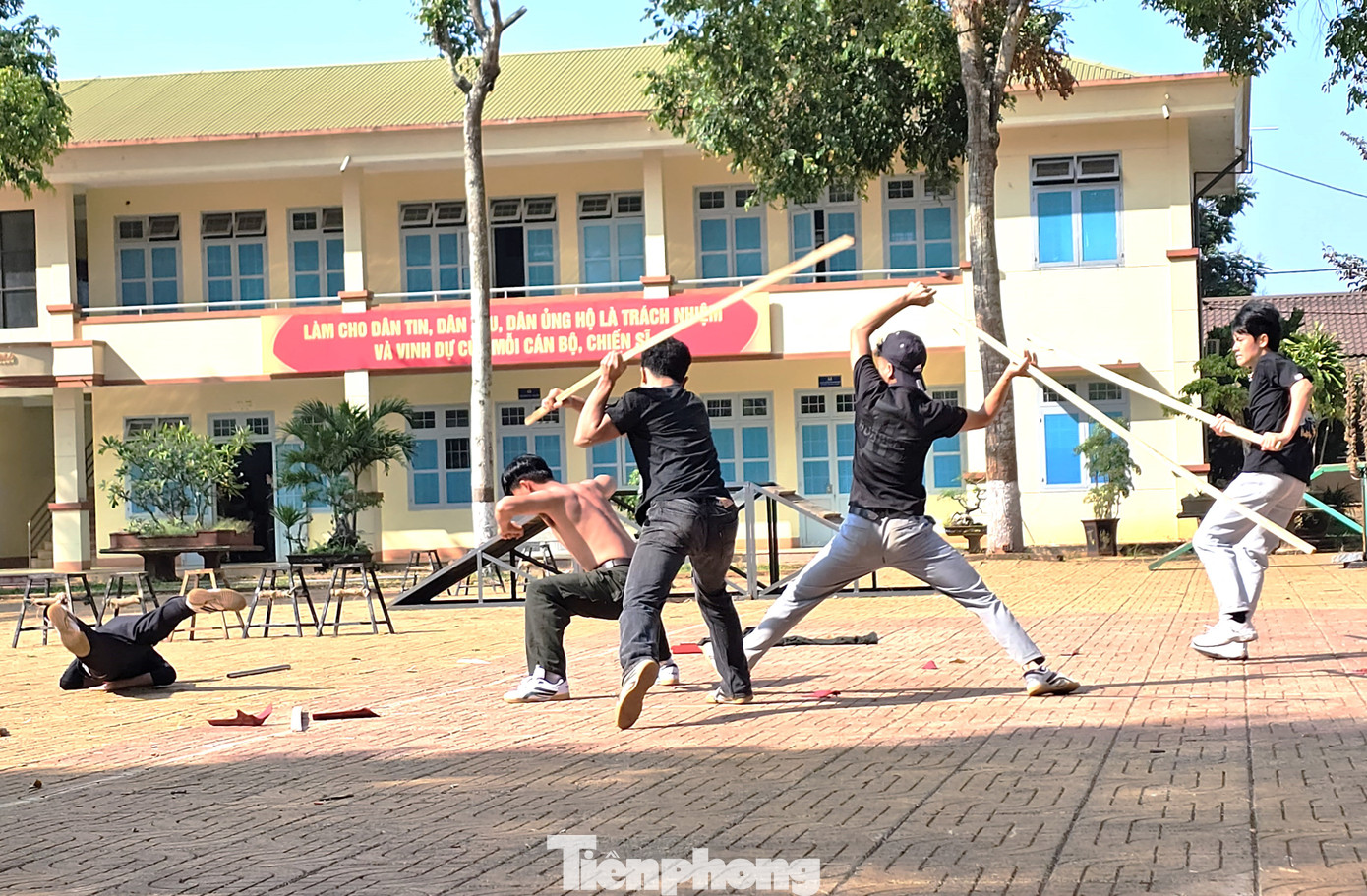 Màn giả định giải quyết nhóm thanh niên gây mất trật tự