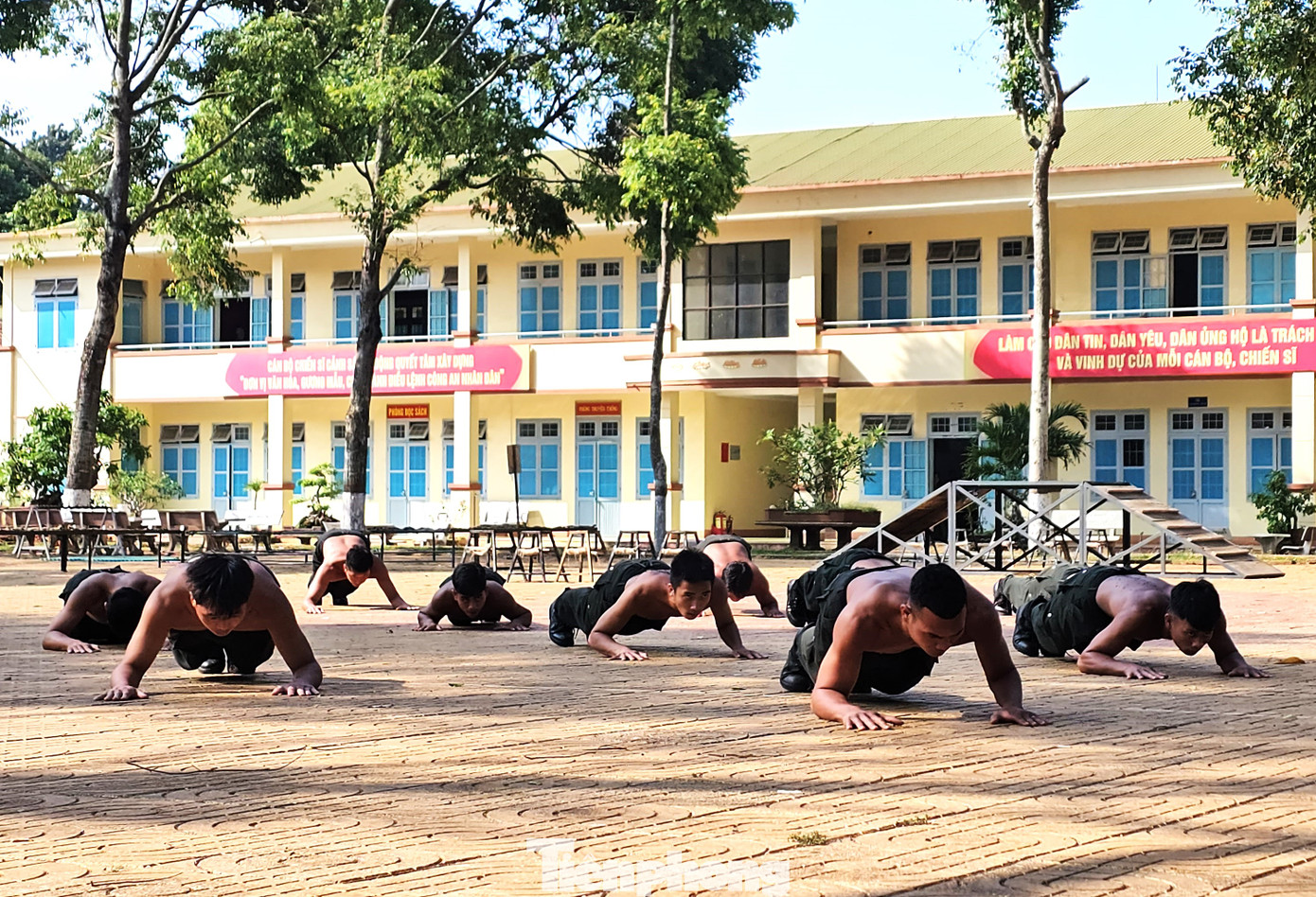 Tổ hợp SQUAT gồm các hệ thống bài tập liên hoàn với cường độ nhanh, mạnh, liên tục