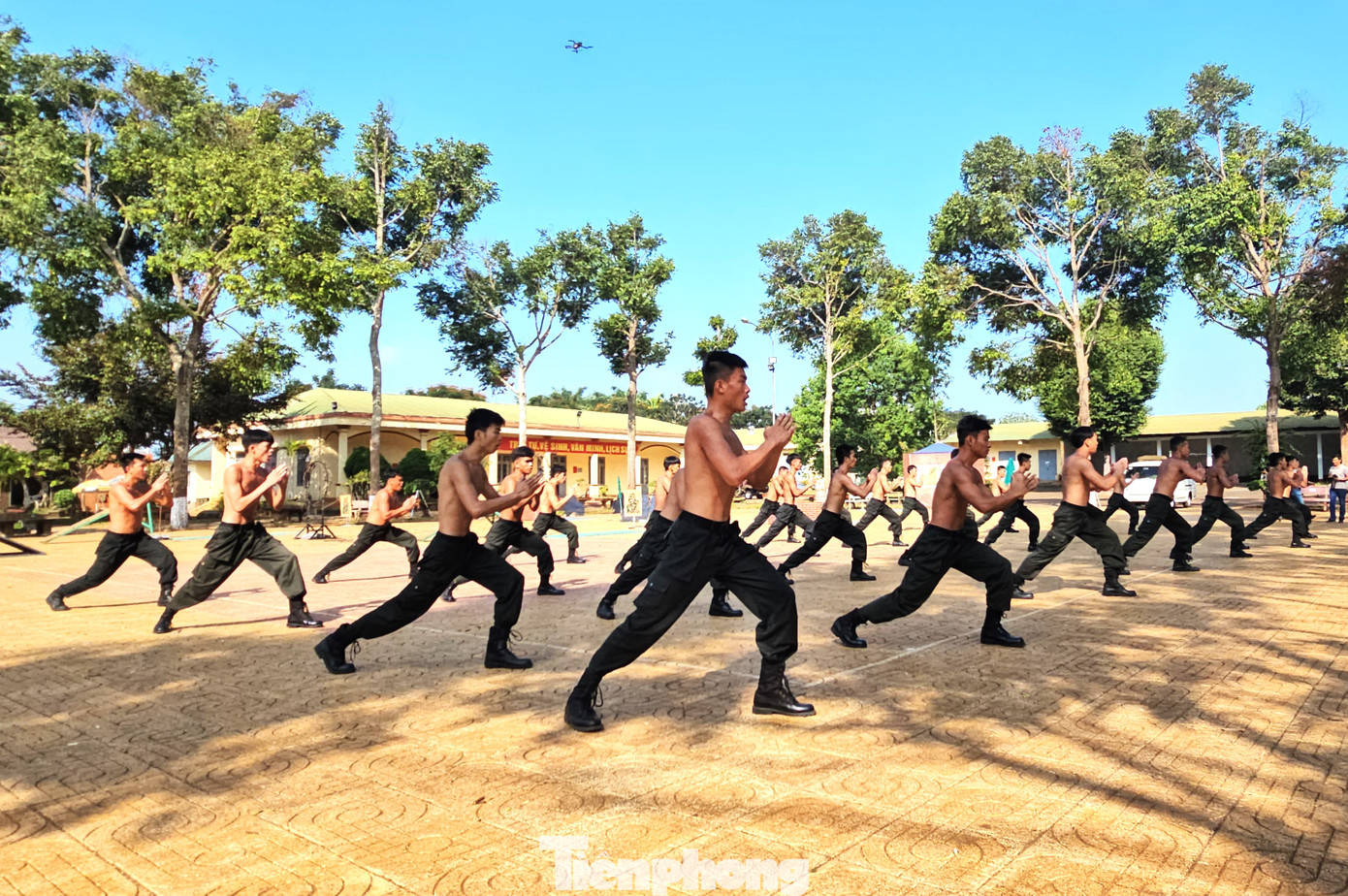 Tận thấy Cảnh sát cơ động Đắk Lắk phô diễn nội công 'mình đồng da sắt' ảnh 3