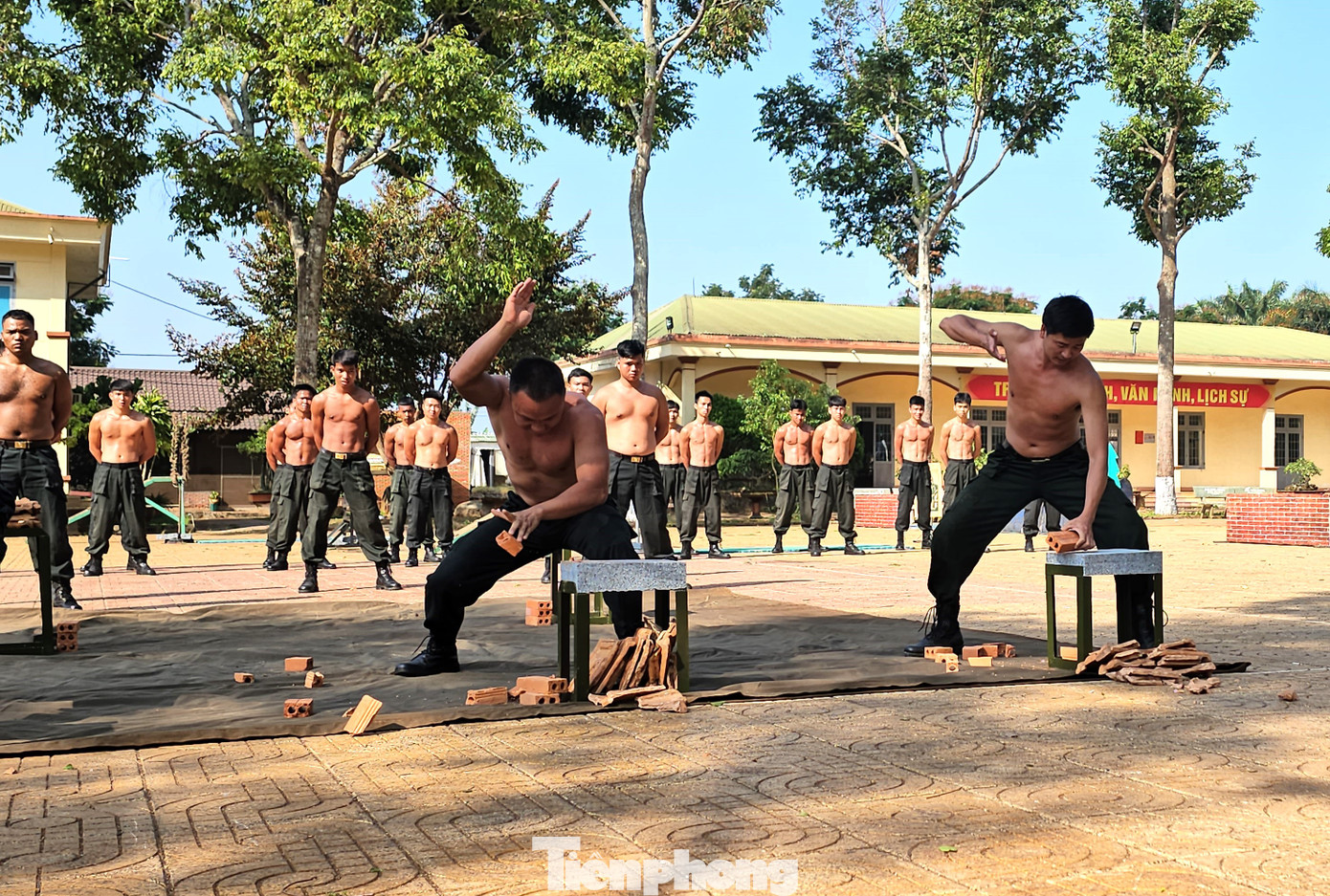 Các cán bộ, chiến sĩ dùng tay chặt gạch