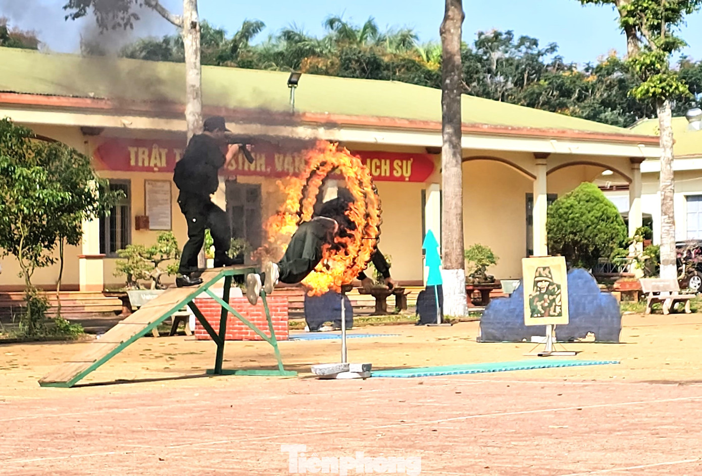 Các chiến sĩ lao mình qua vòng lửa trong bài tập huấn luyện