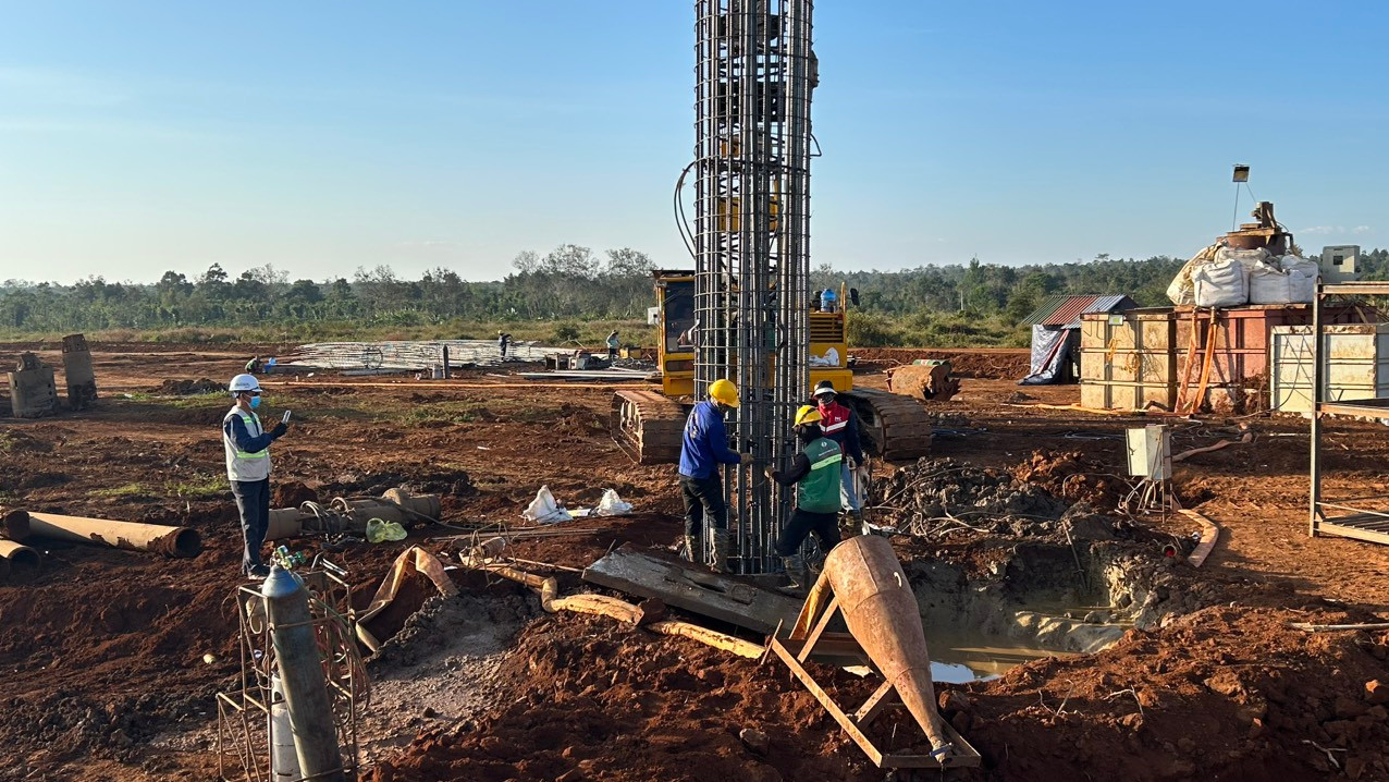 Công nhân thi công cao tốc.