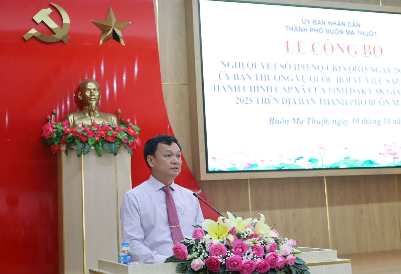 Chủ tịch UBND TP Buôn Ma Thuột Vũ Văn Hưng tại lễ công bố sáp nhập 4 đơn vị hành chính Chủ tịch UBND TP Buôn Ma Thuột Vũ Văn Hưng tại lễ công bố sáp nhập 4 đơn vị hành chính